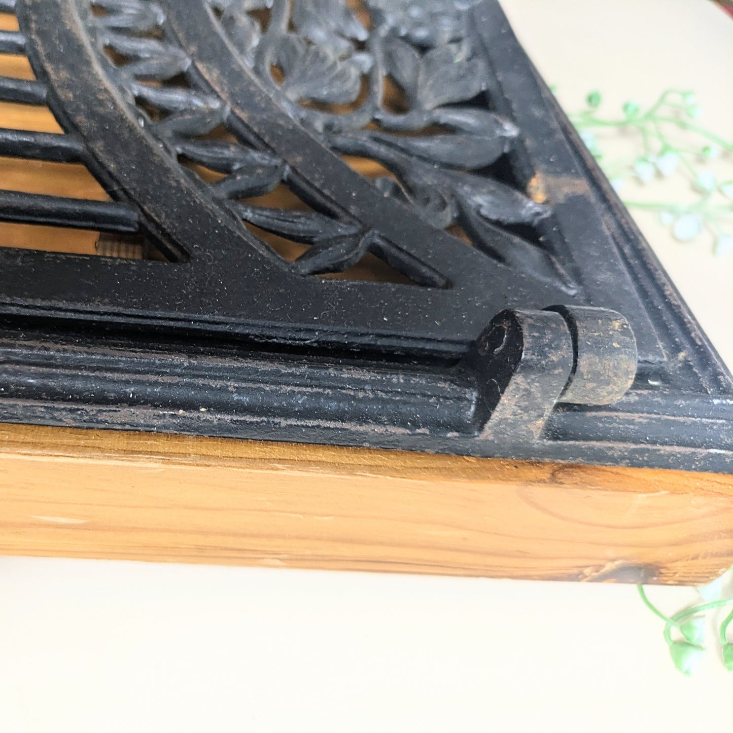 Wandregal Jugendstil Gusseisen