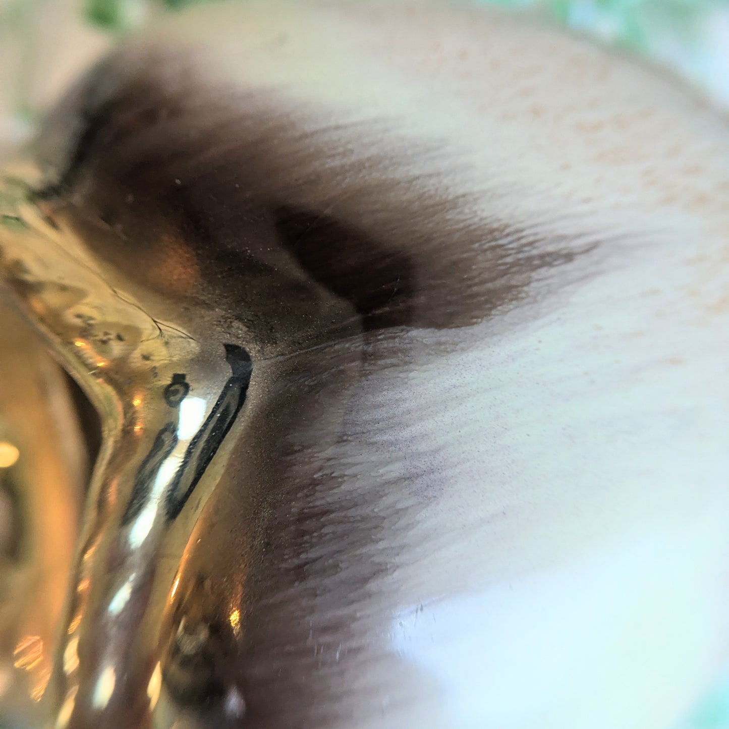 Wall vase heart-shaped gold
