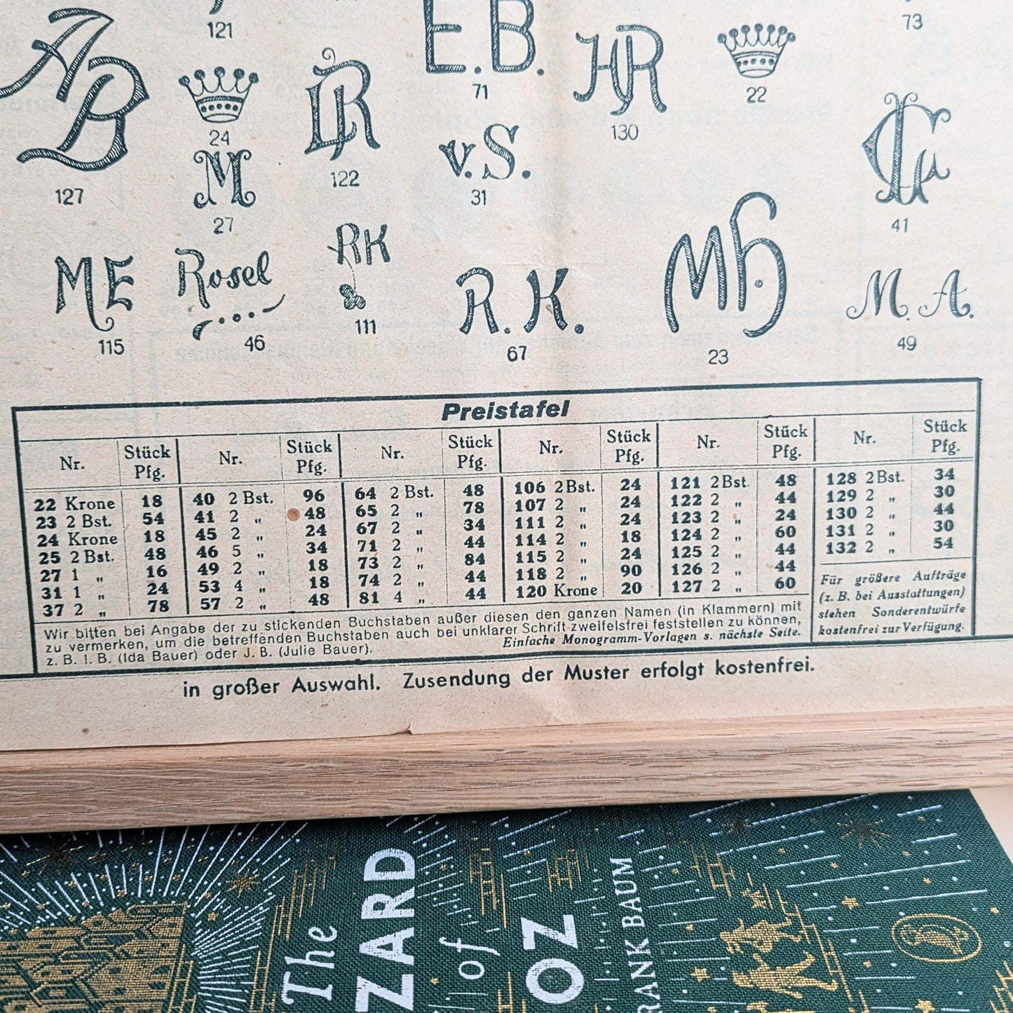 Publicité monogramme encadrée