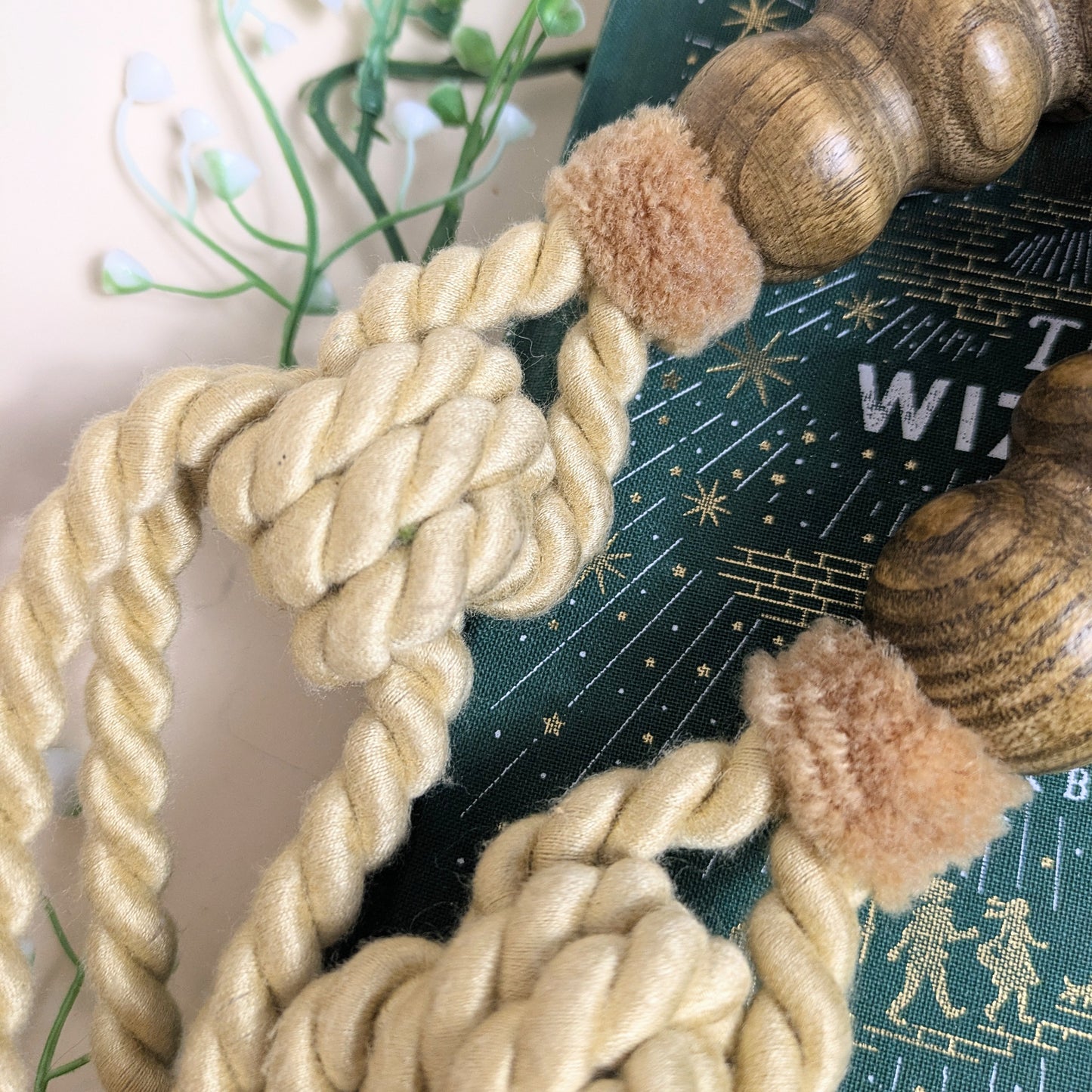 Set of 2 tassels with wood and plush
