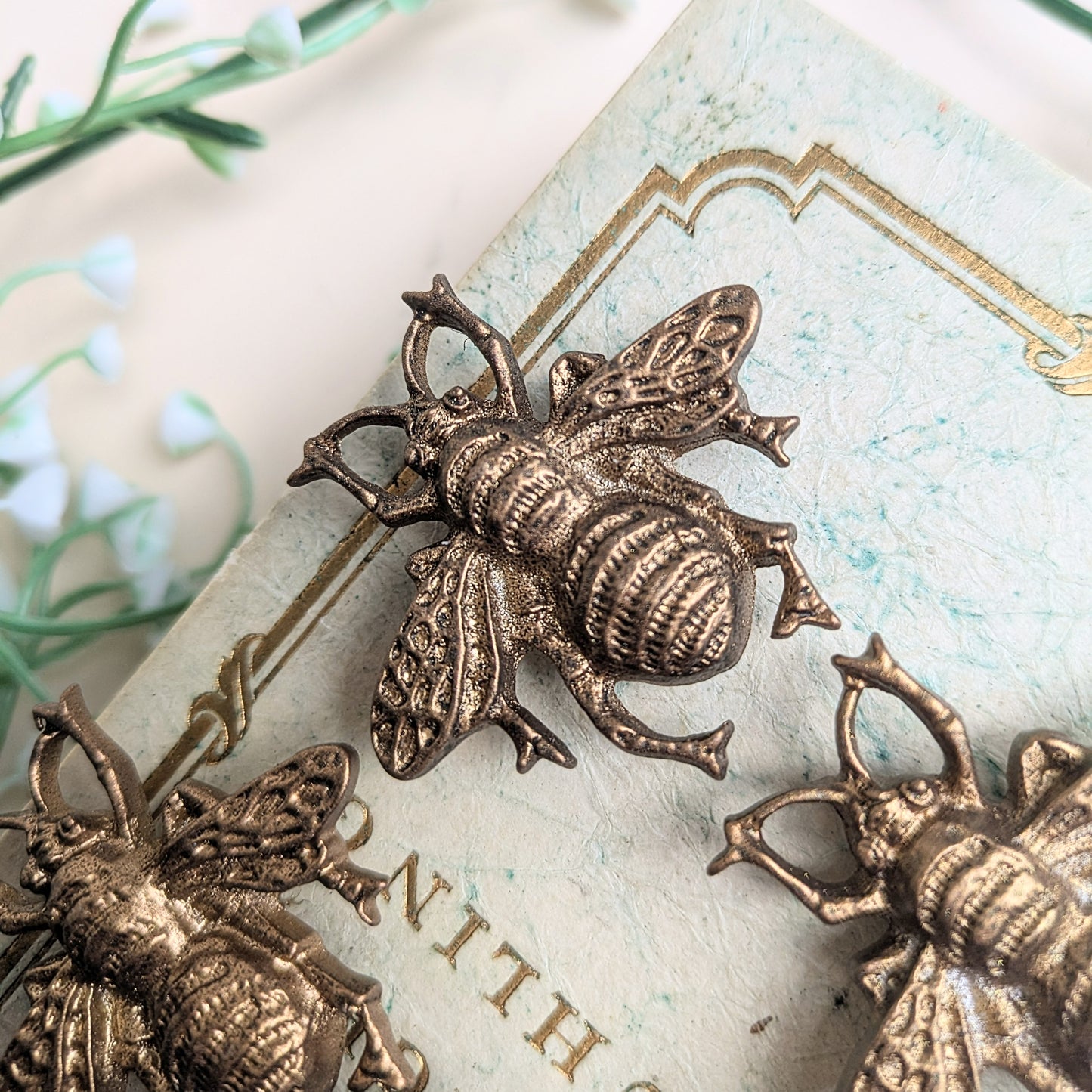 Lot de 4 aimants abeilles en laiton