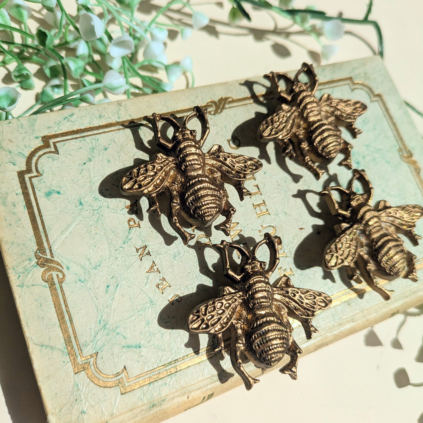 Lot de 4 aimants abeilles en laiton