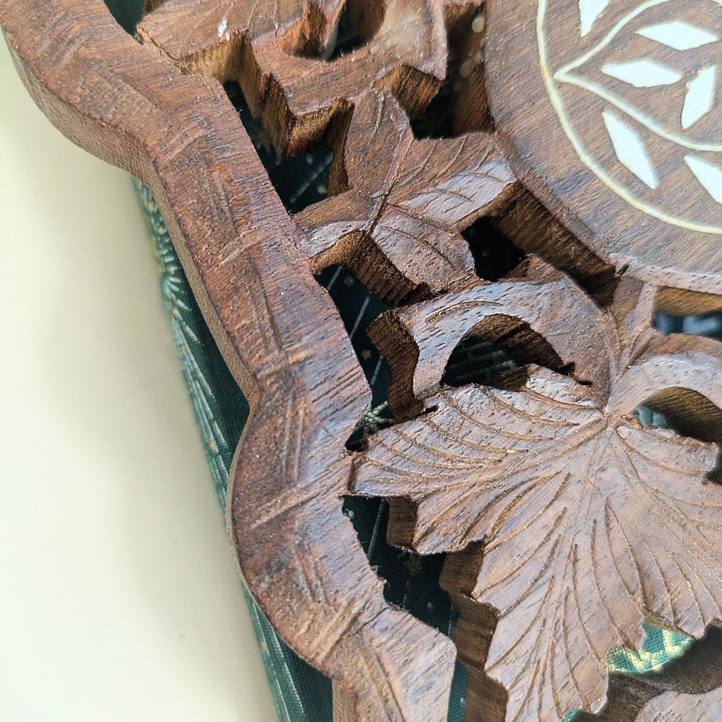 Dessous de verre oriental avec incrustations