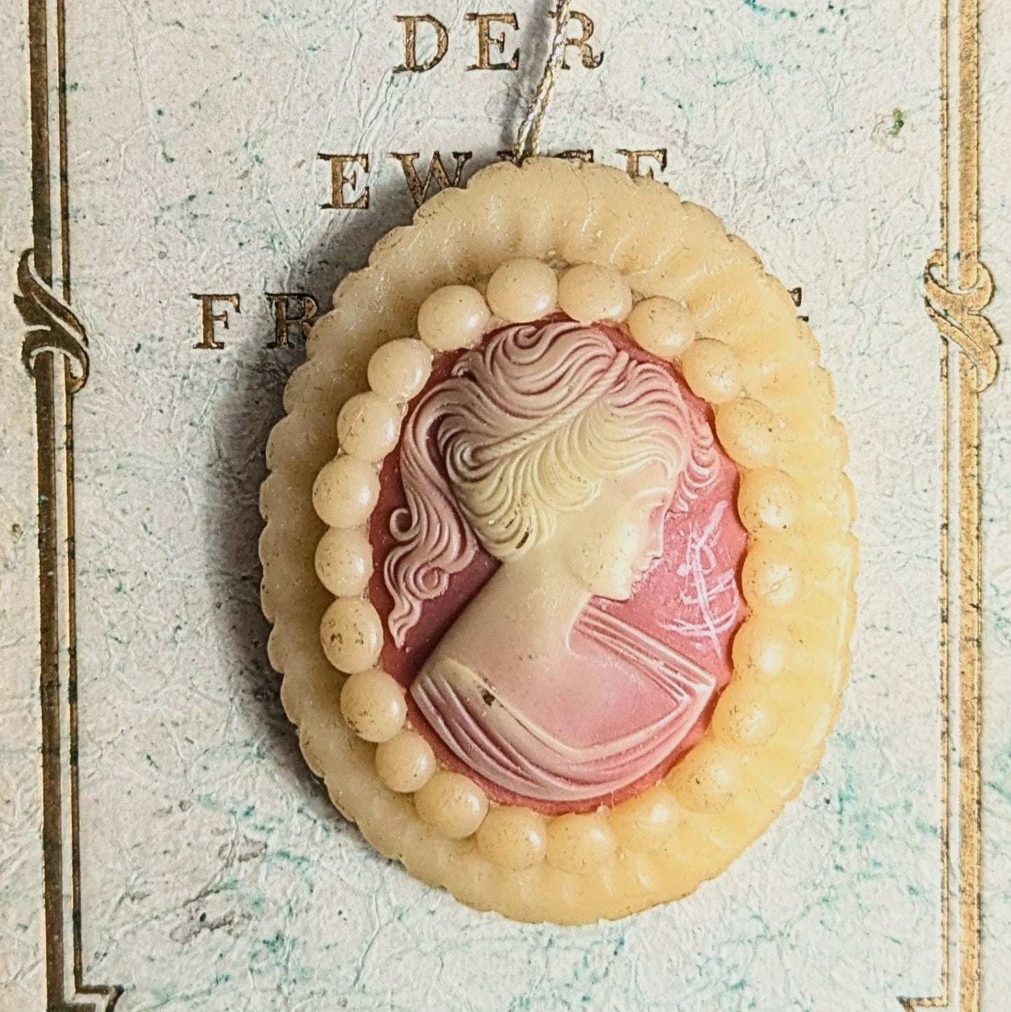 Fille en pierre précieuse en forme de figure de cire