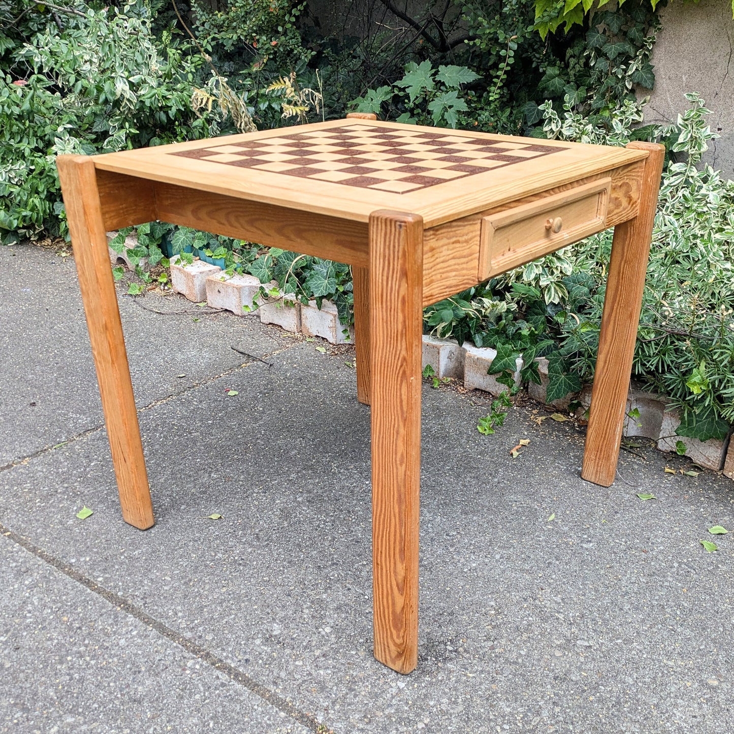 Chess table with 2 drawers