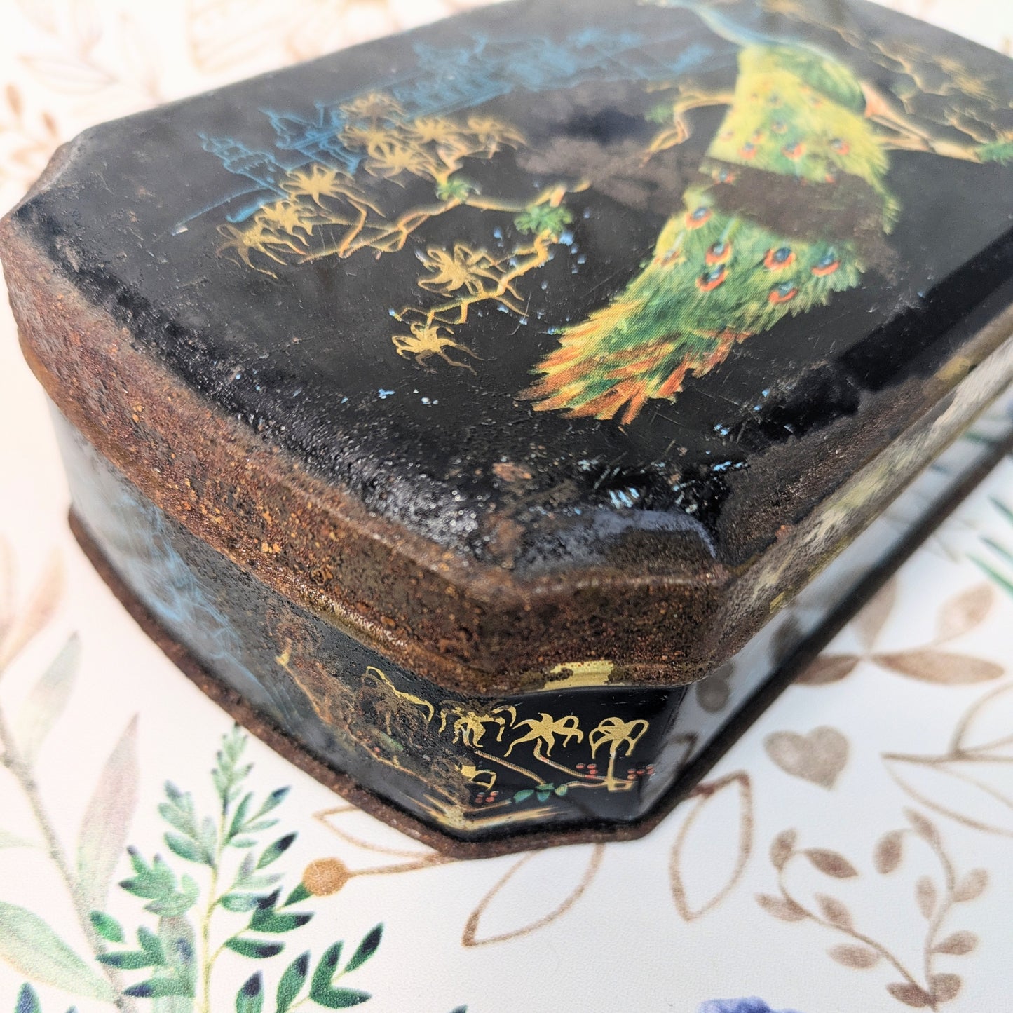 Peacock tea tin