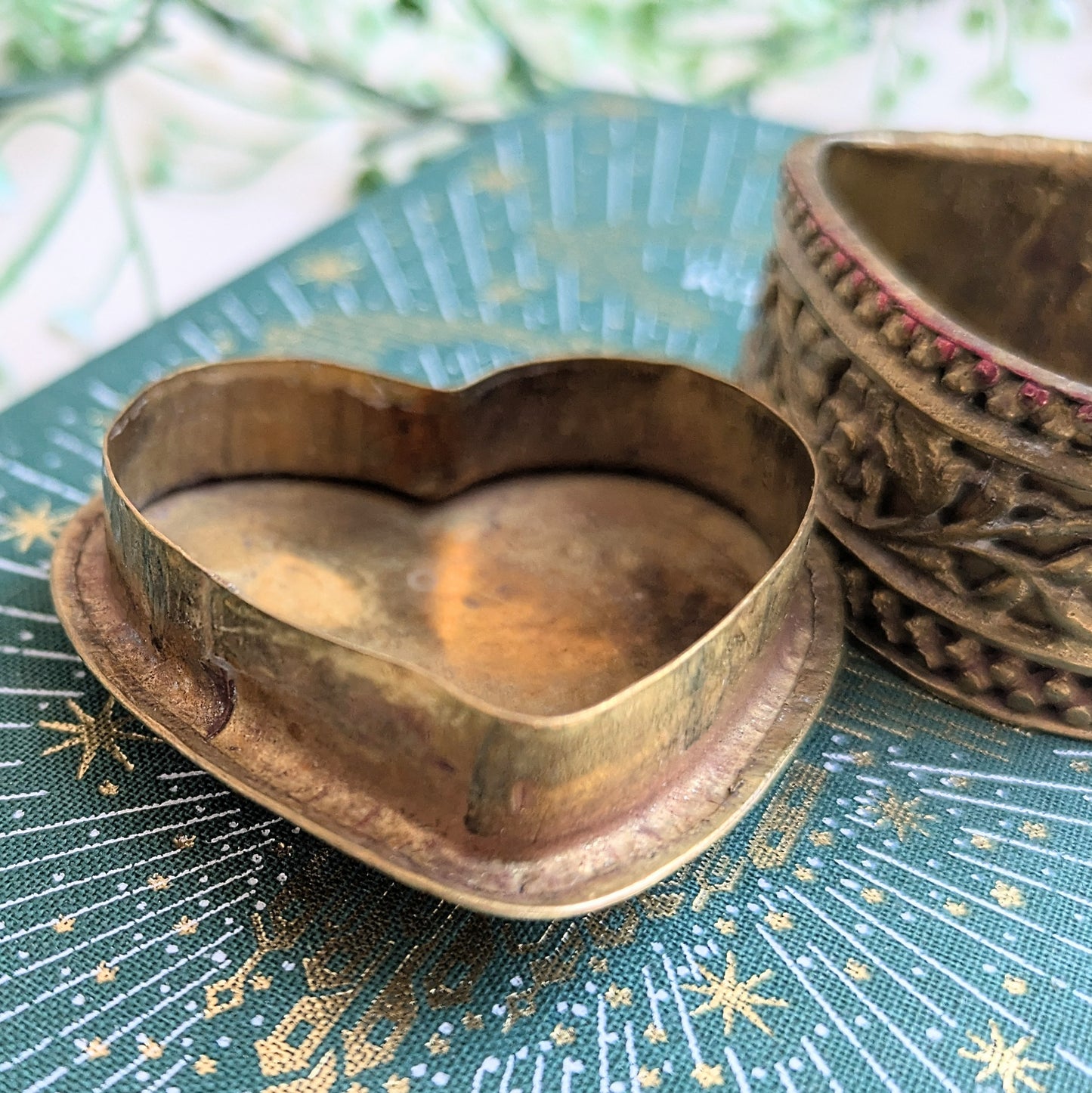 Herzdose Messing mit Blumendekor
