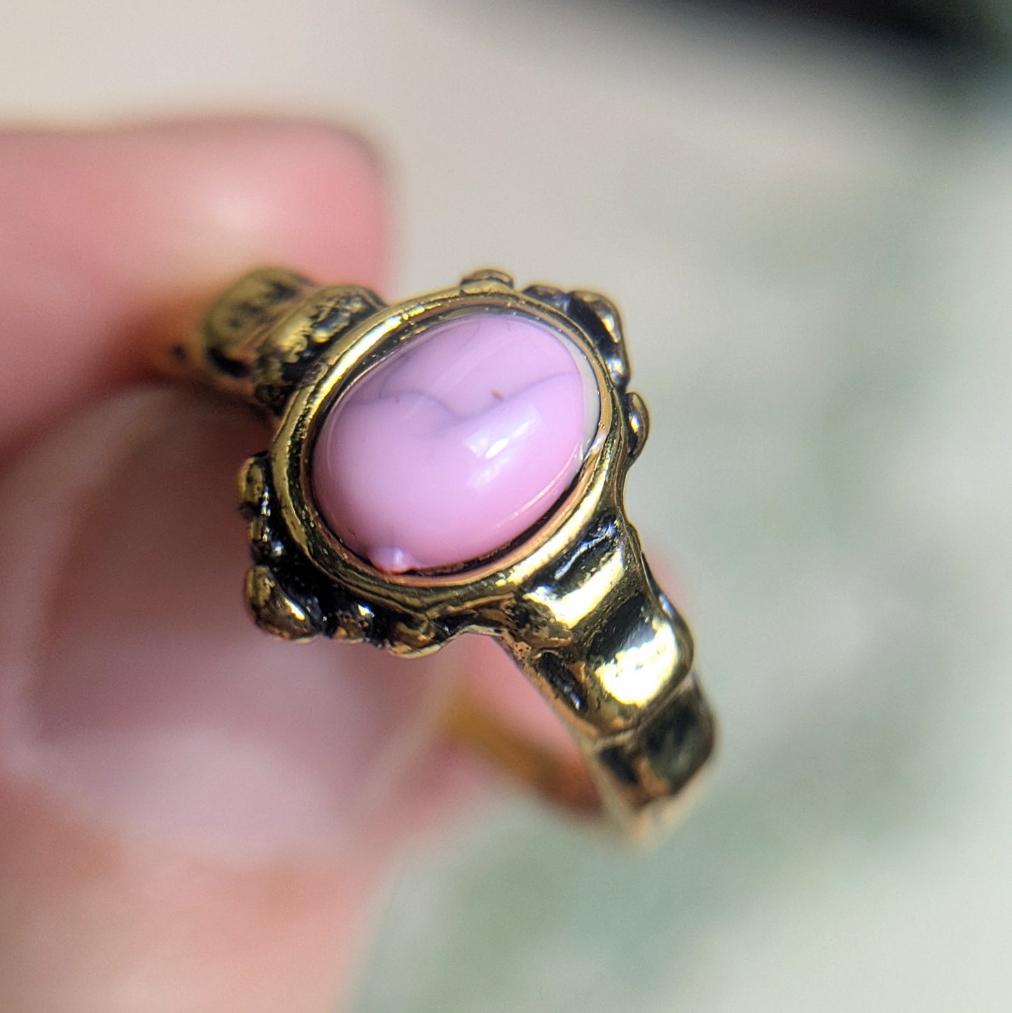 Ring mit rosa Marmorstein