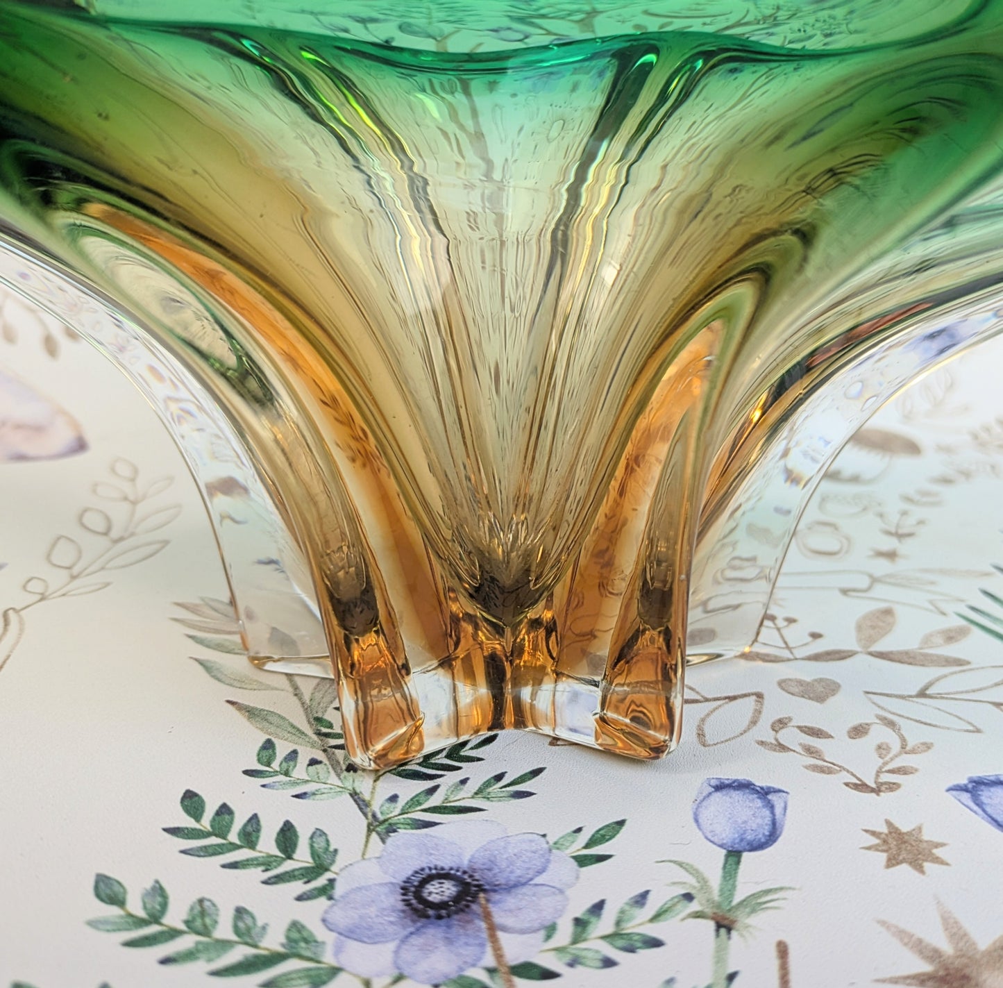 Murano pointed vase green