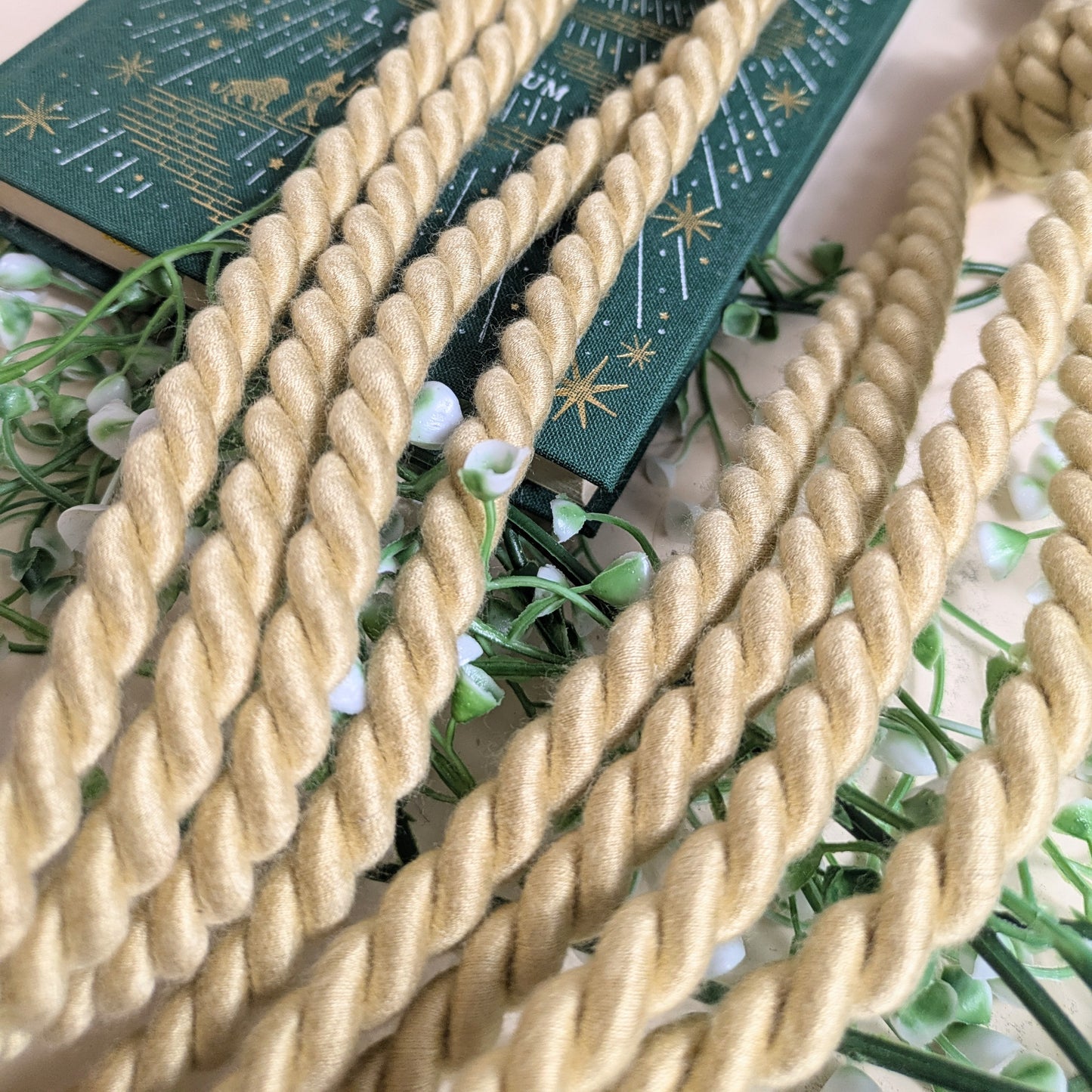Set of 2 tassels with wood and plush