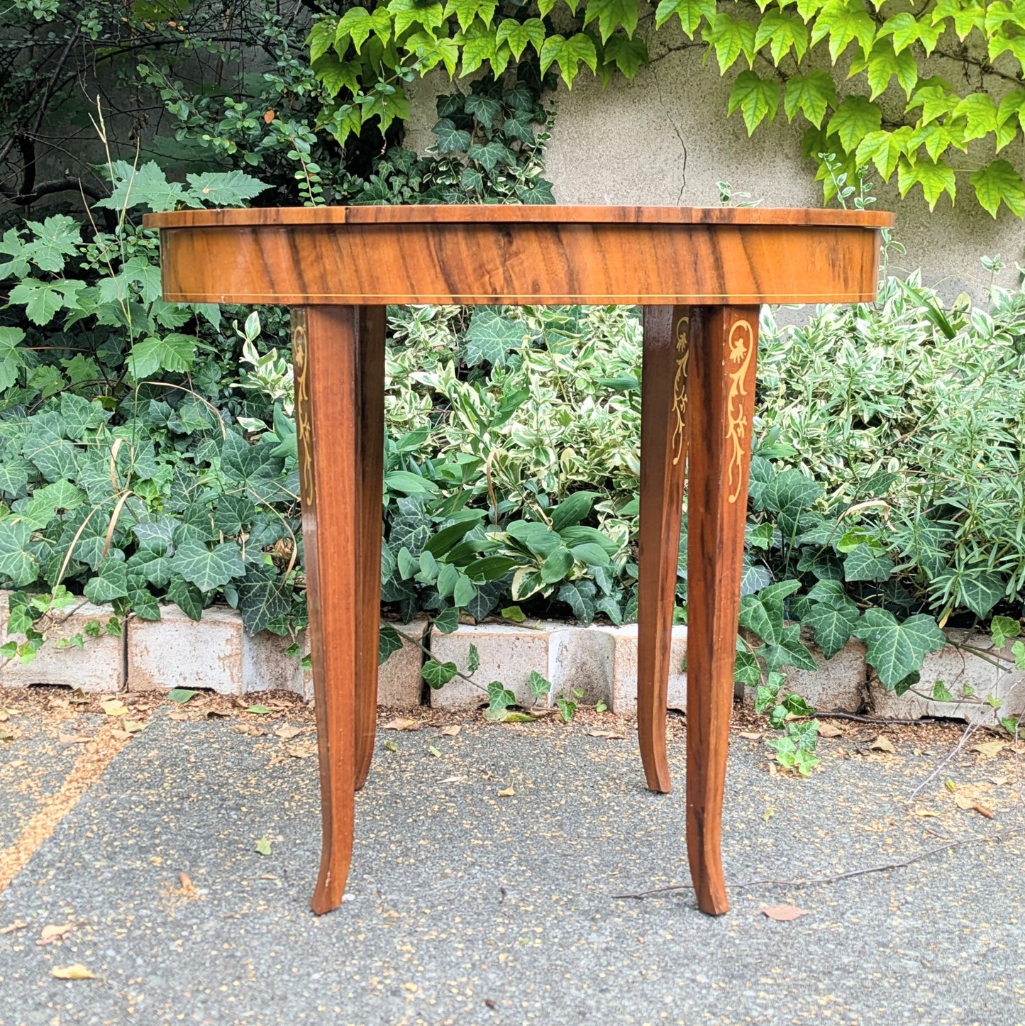 Table marquetée avec boîte à musique