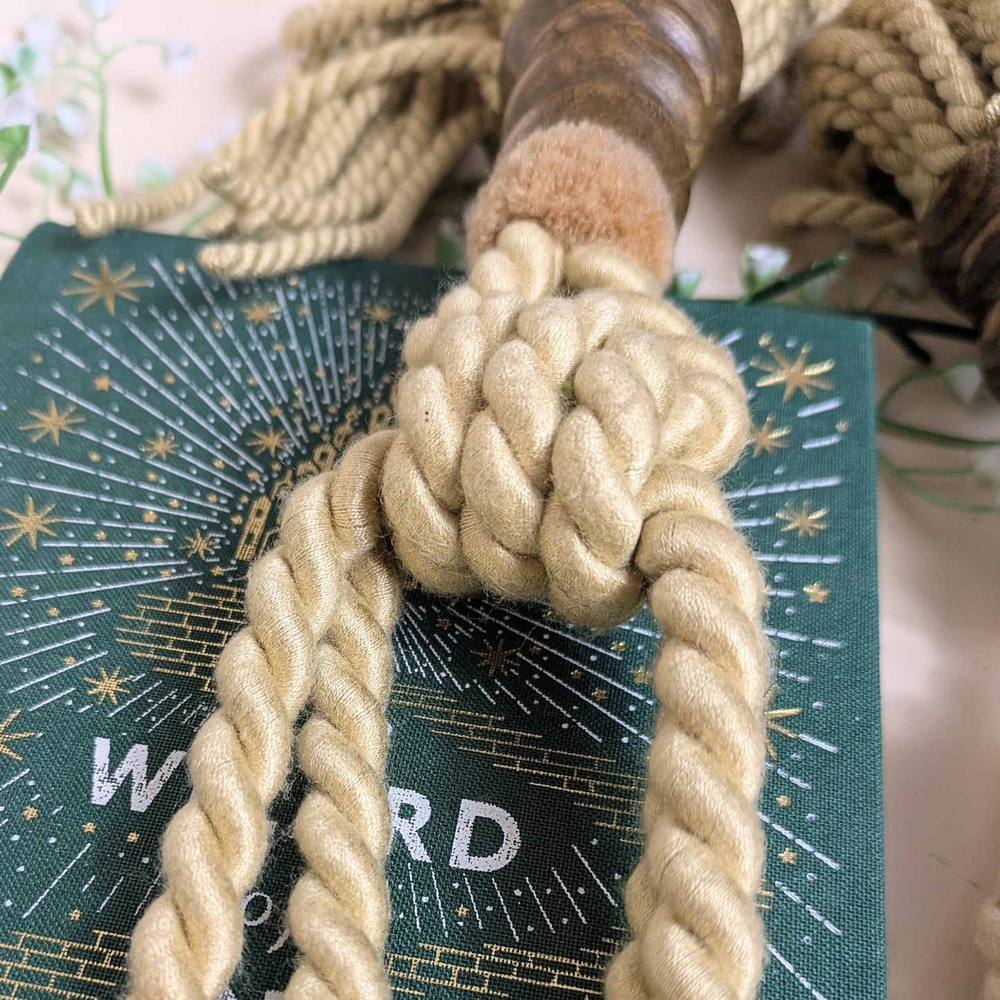 Set of 2 tassels with wood and plush