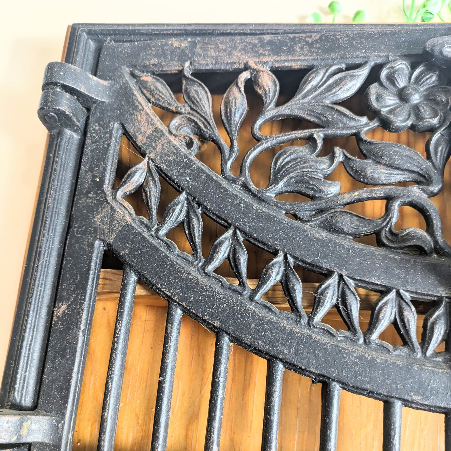 Wandregal Jugendstil Gusseisen