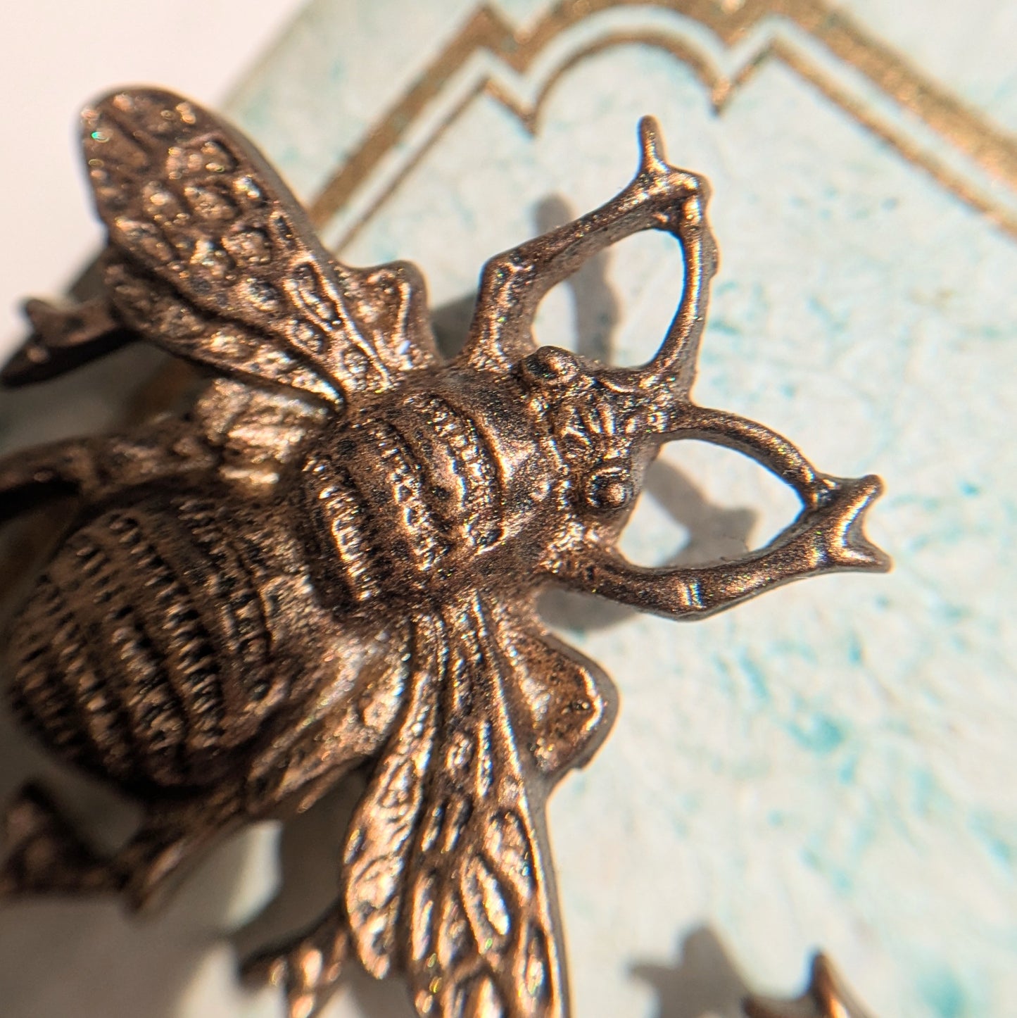 Lot de 4 aimants abeilles en laiton