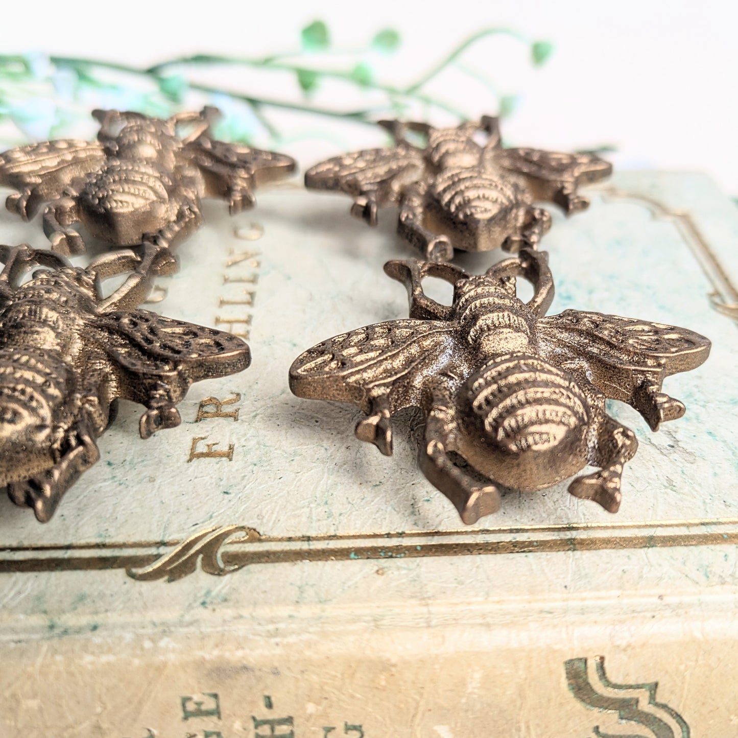 Lot de 4 aimants abeilles en laiton