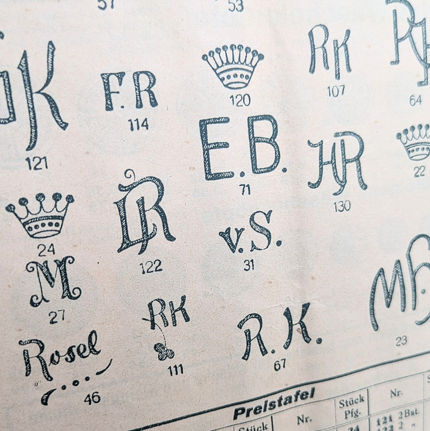 Publicité monogramme encadrée