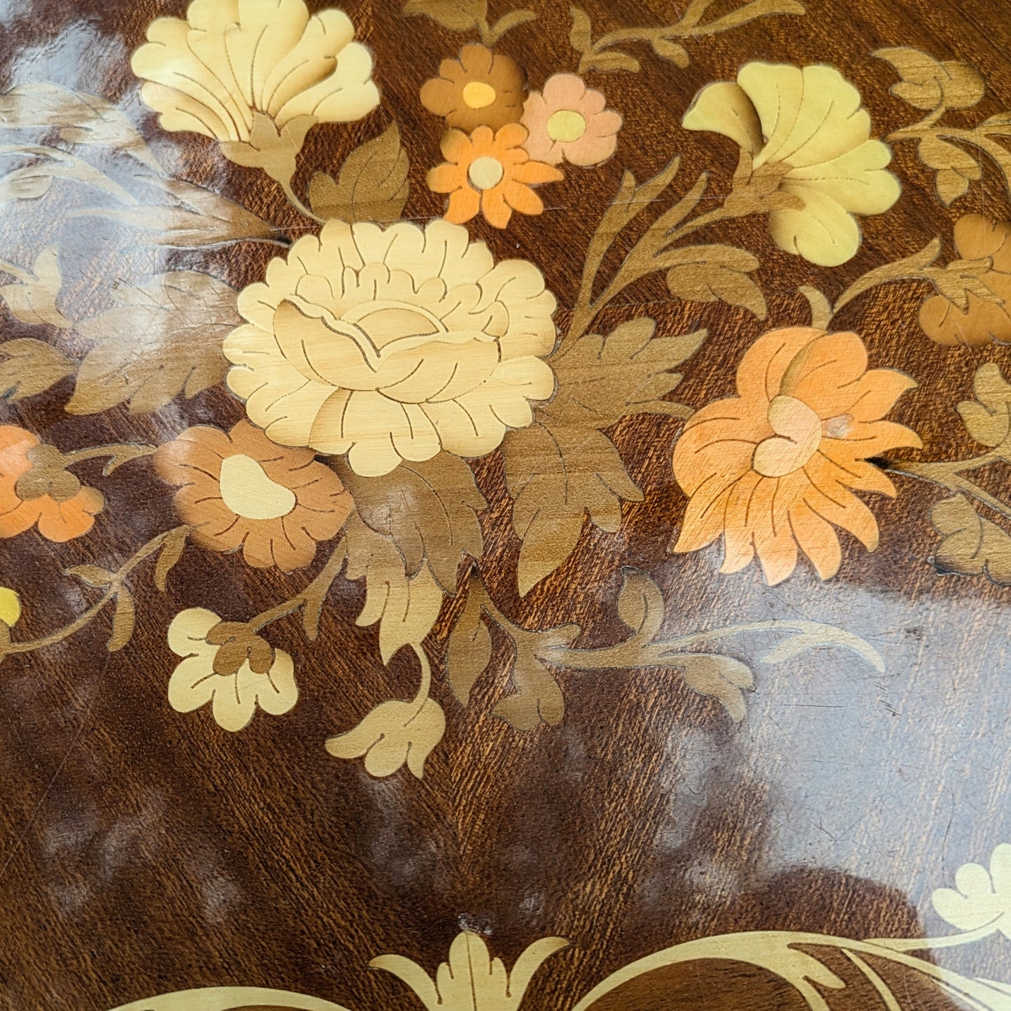 Table marquetée avec boîte à musique