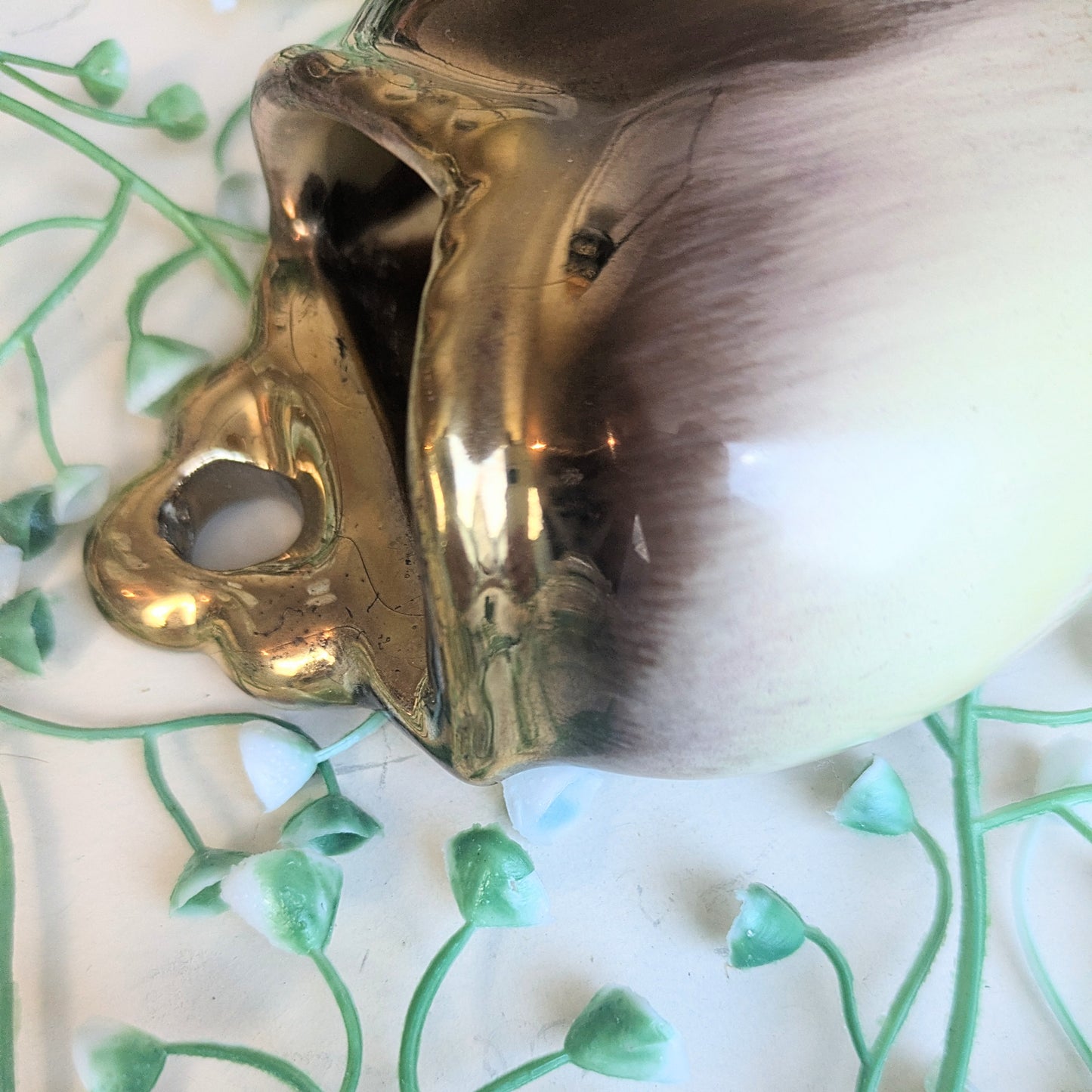 Wall vase heart-shaped gold