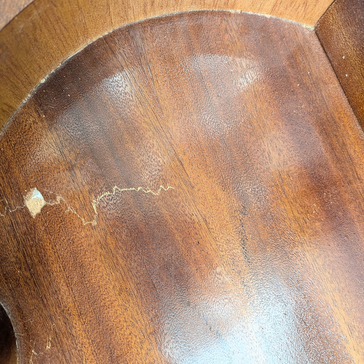Table marquetée avec boîte à musique