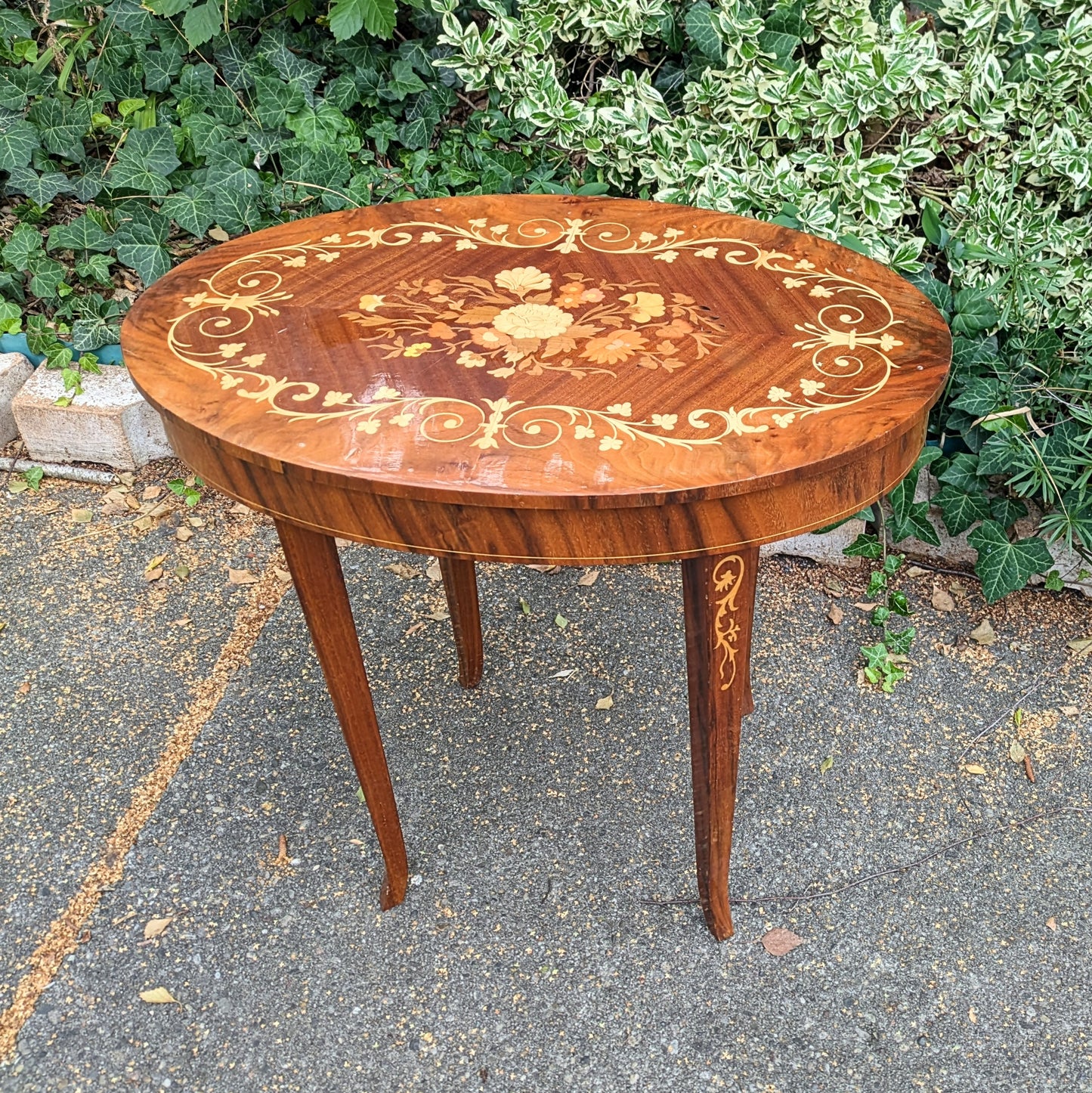 Table marquetée avec boîte à musique