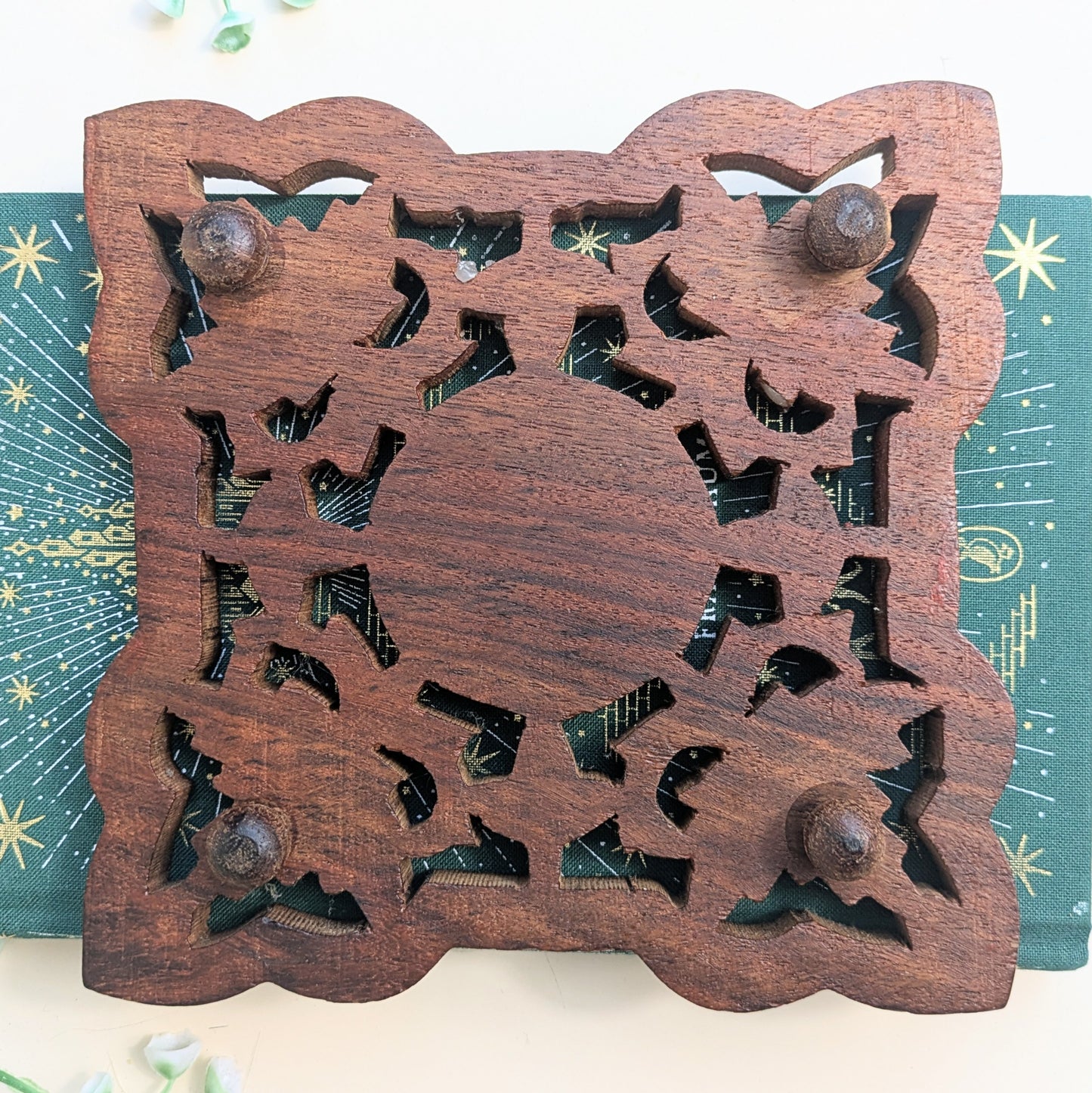 Dessous de verre oriental avec incrustations