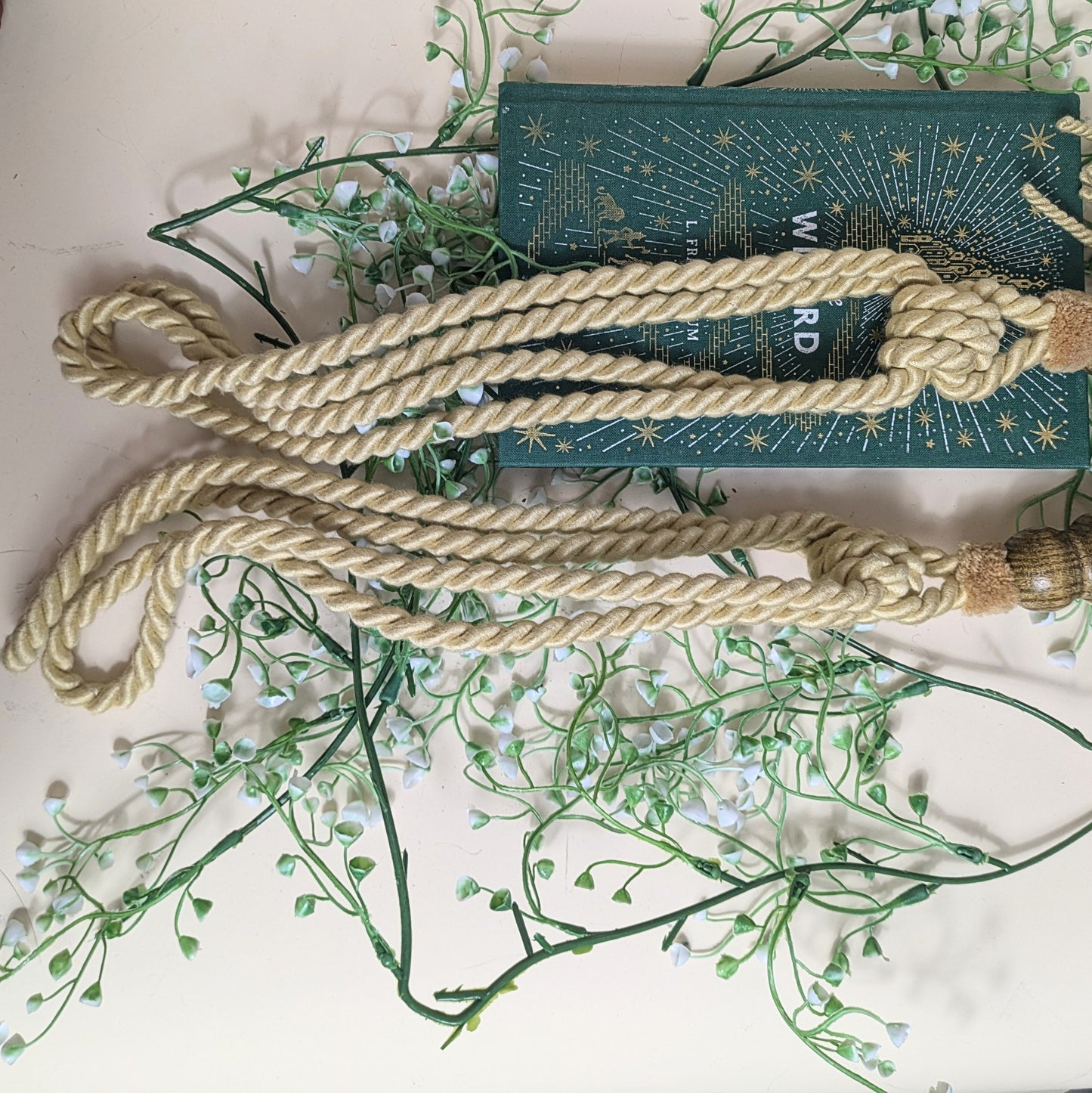 Set of 2 tassels with wood and plush