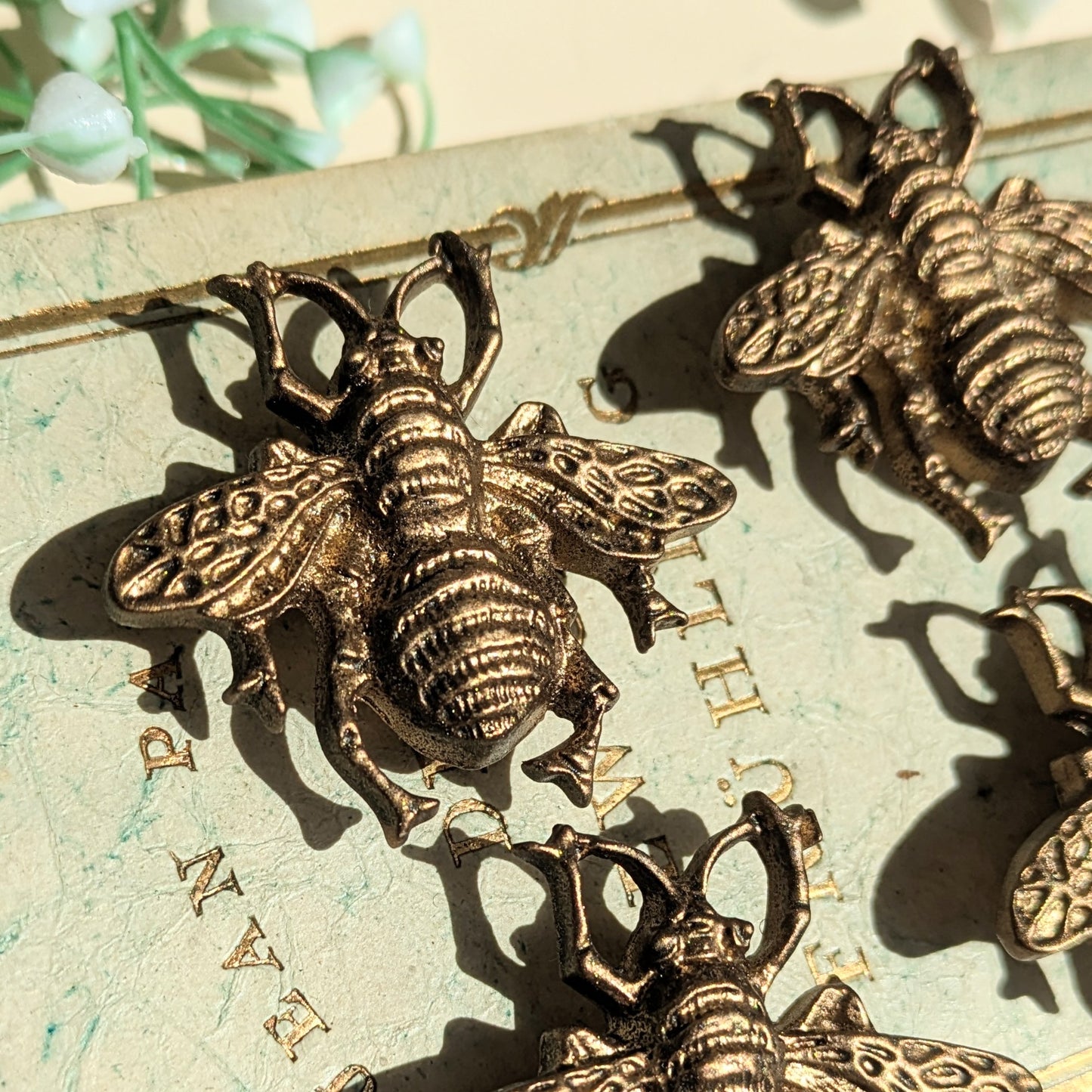 Lot de 4 aimants abeilles en laiton