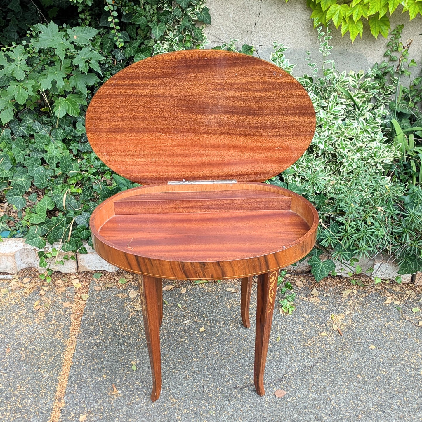 Table marquetée avec boîte à musique