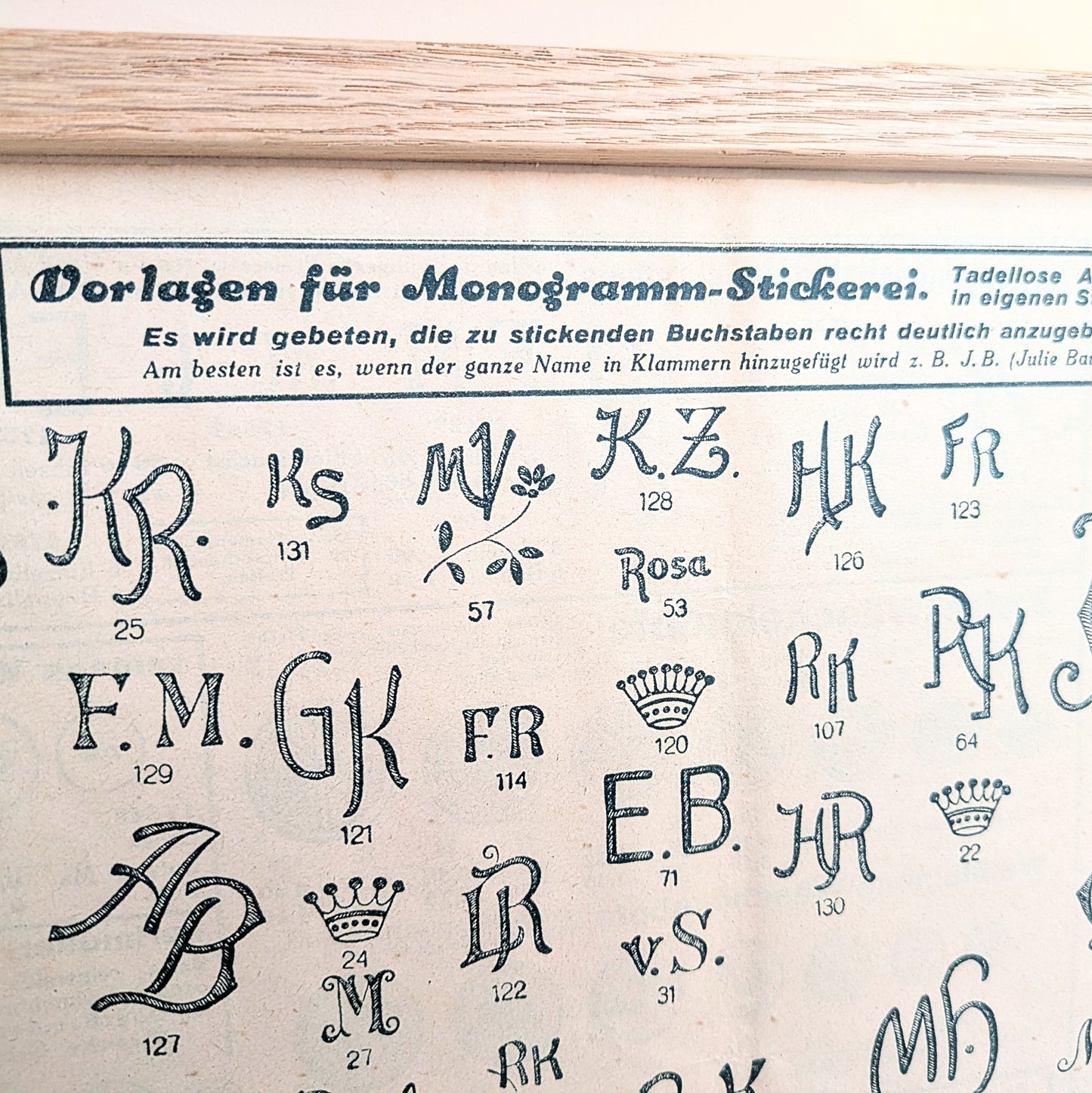 Publicité monogramme encadrée
