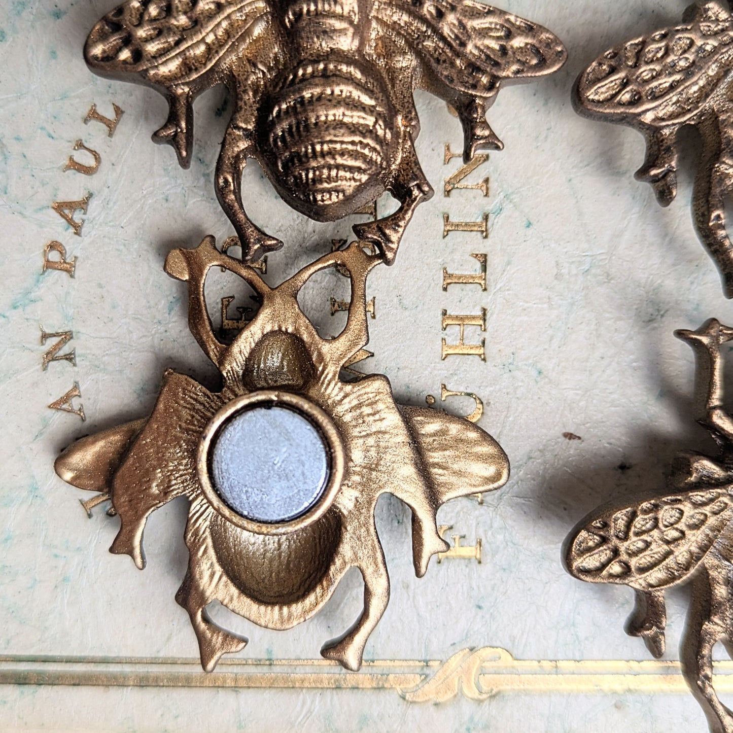 Lot de 4 aimants abeilles en laiton
