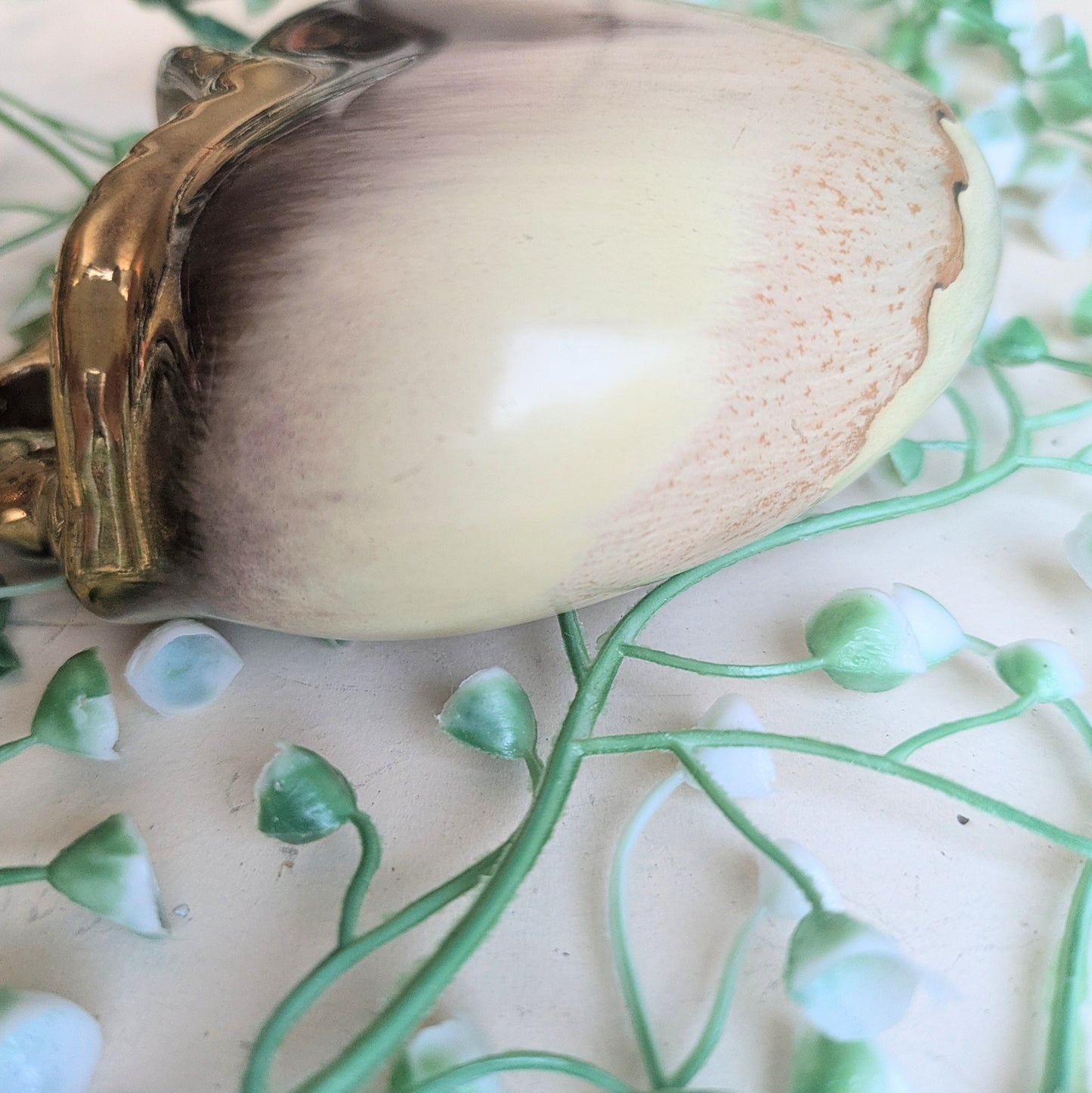 Wall vase heart-shaped gold