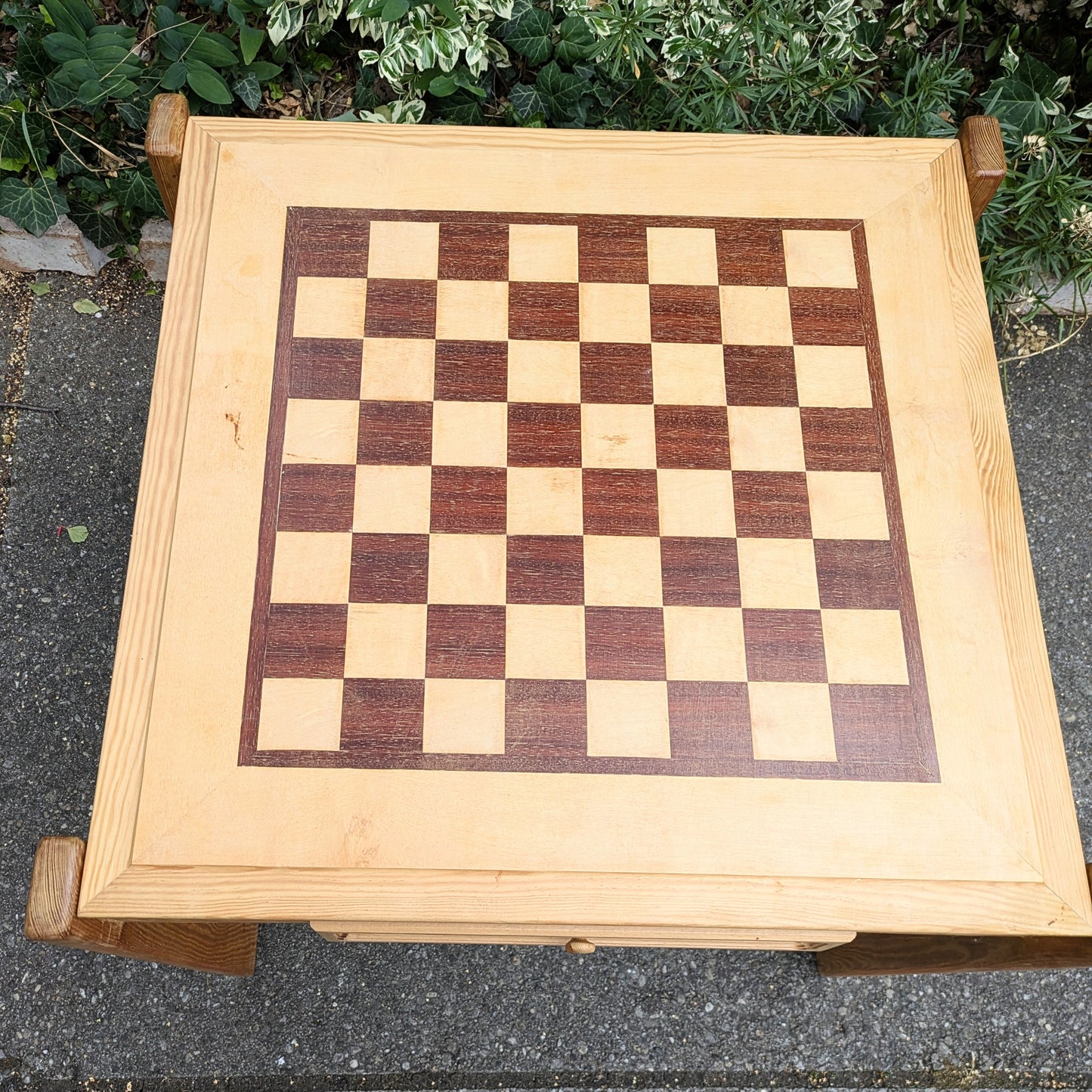 Chess table with 2 drawers