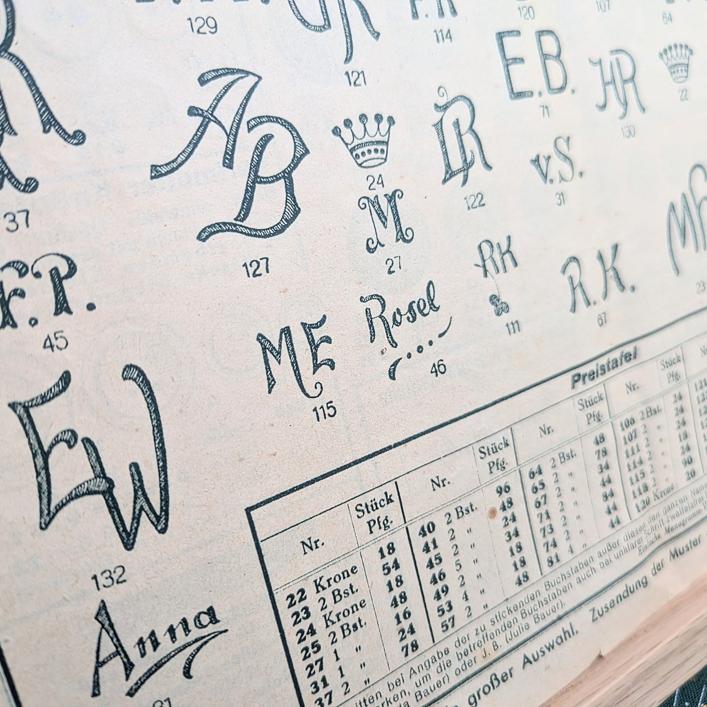 Publicité monogramme encadrée