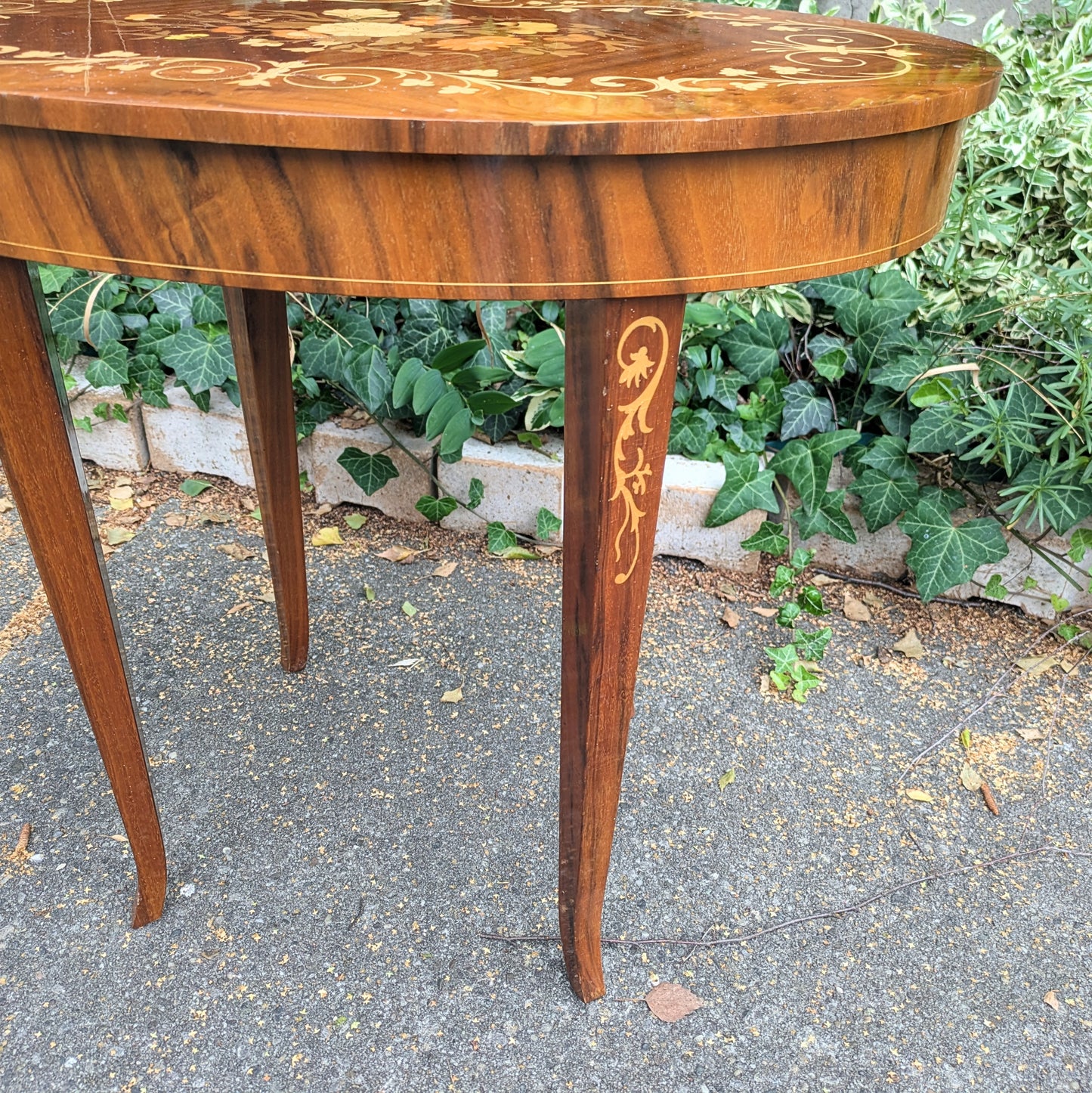 Table marquetée avec boîte à musique