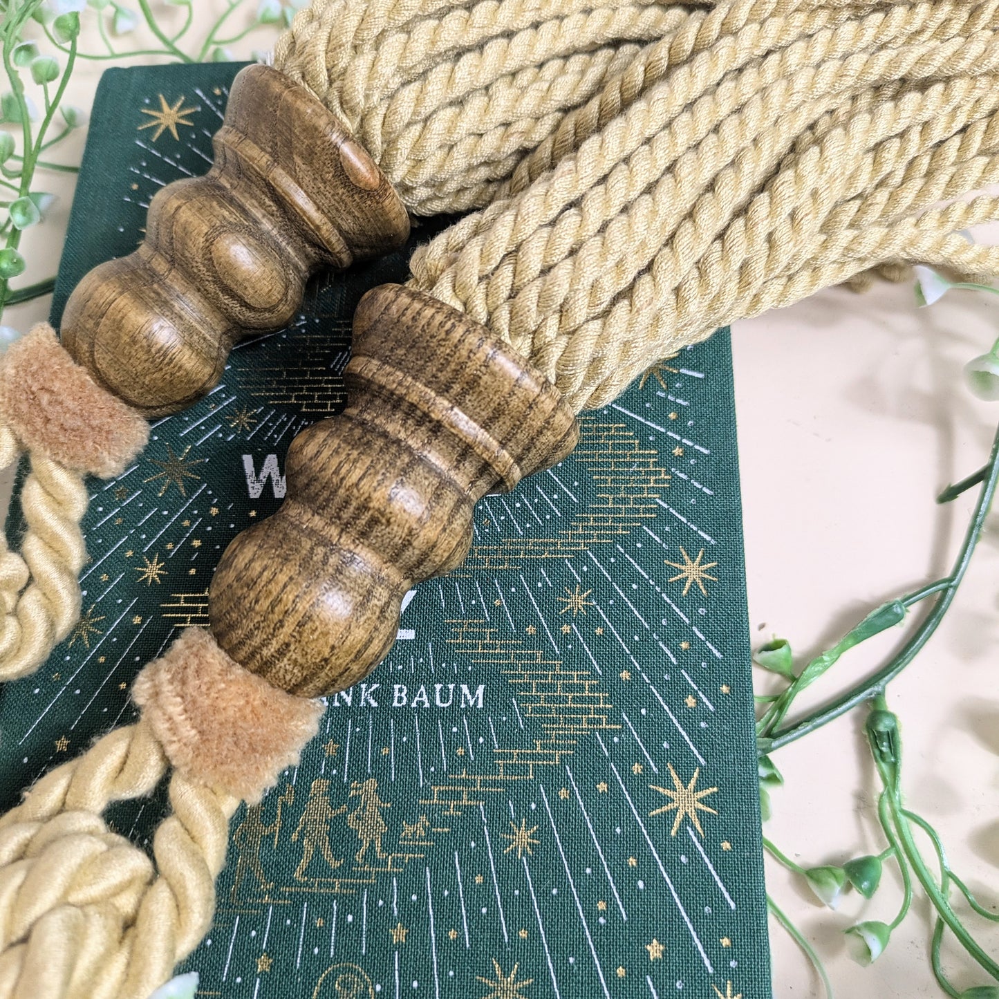 Set of 2 tassels with wood and plush
