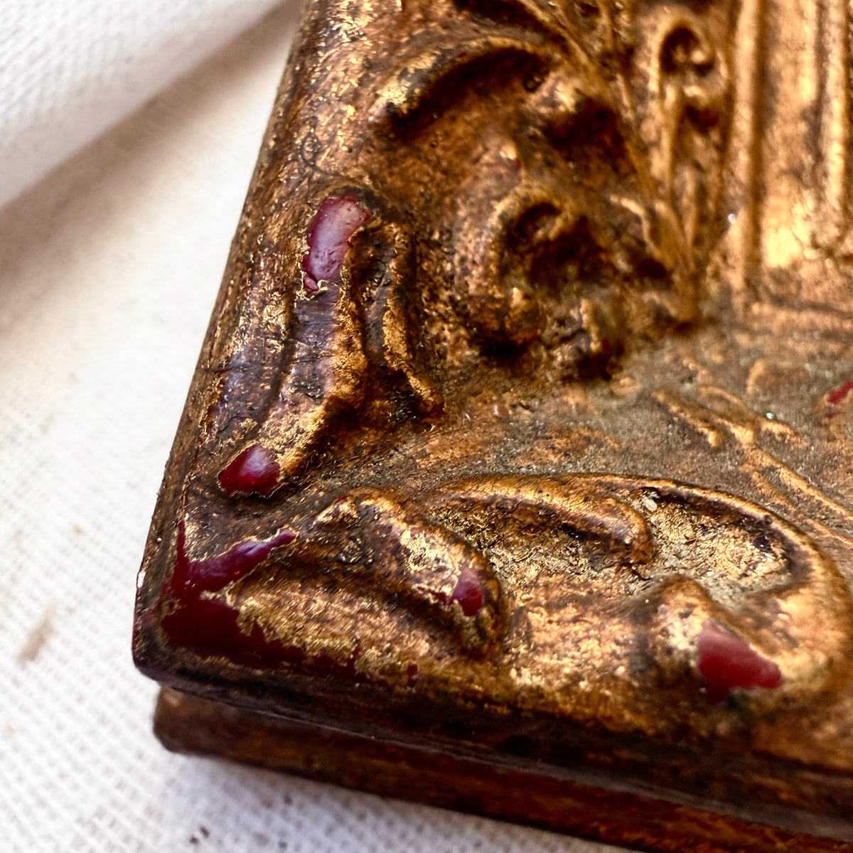 Goldener Prunkrahmen aus Holz mit Druck