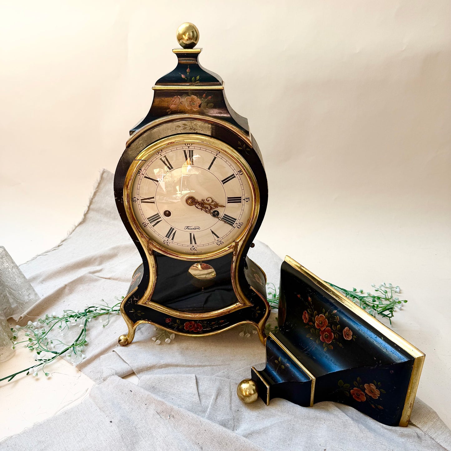 Uhr mit Wandkonsole