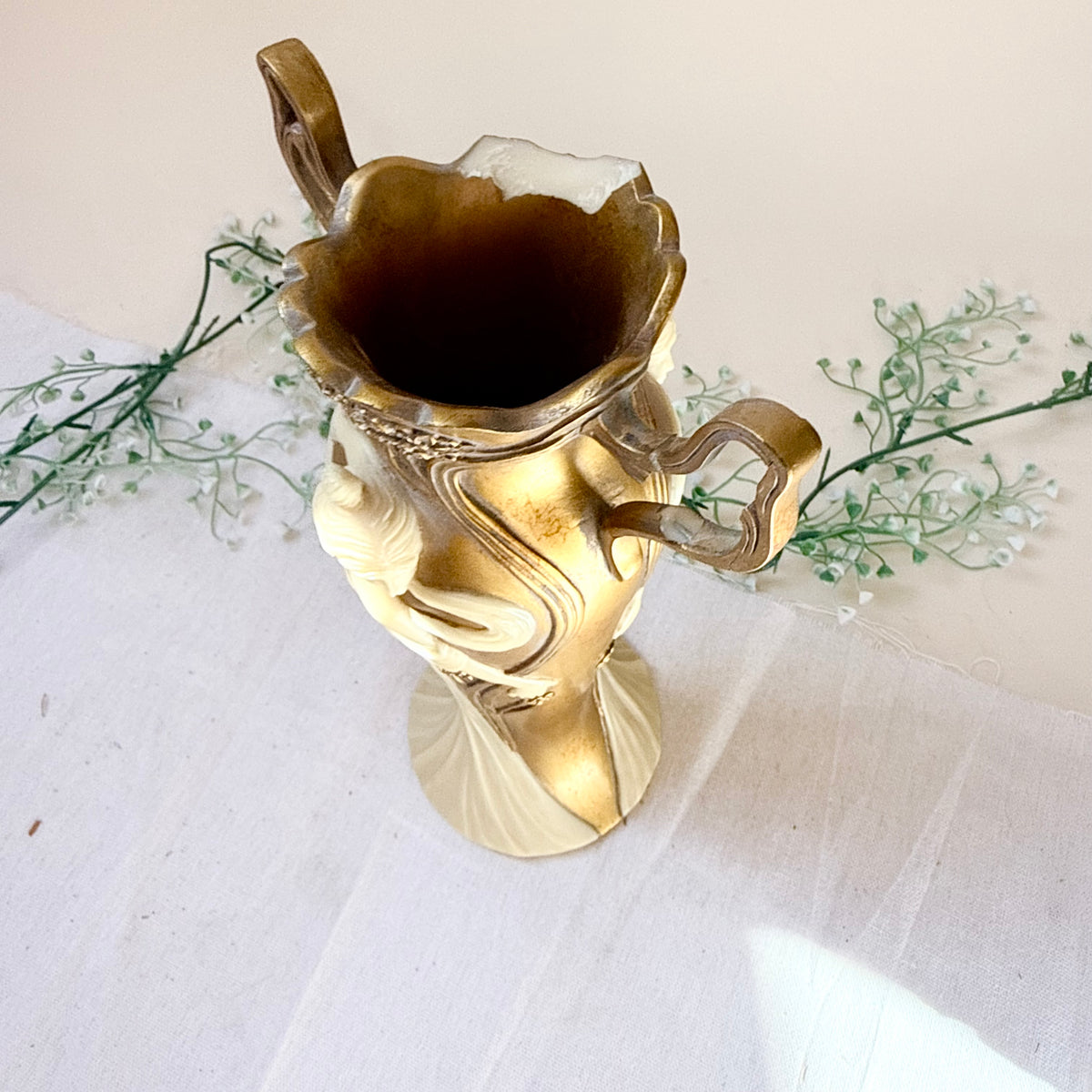 Goldene Vase im Jugendstil