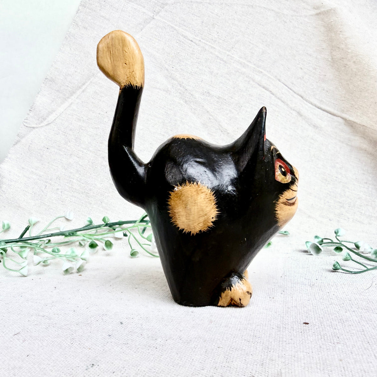 Balinesische Holzfigur Katze klein