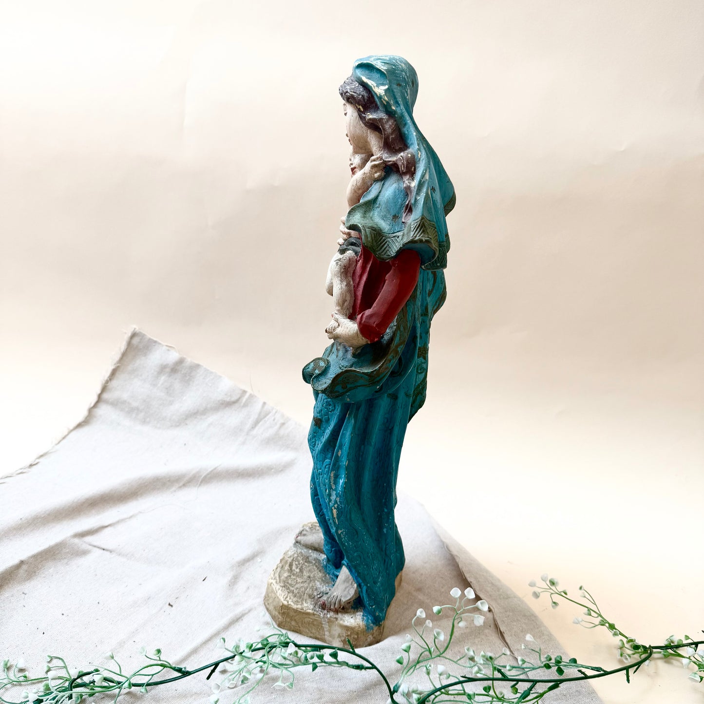 Stein Madonna bemalt