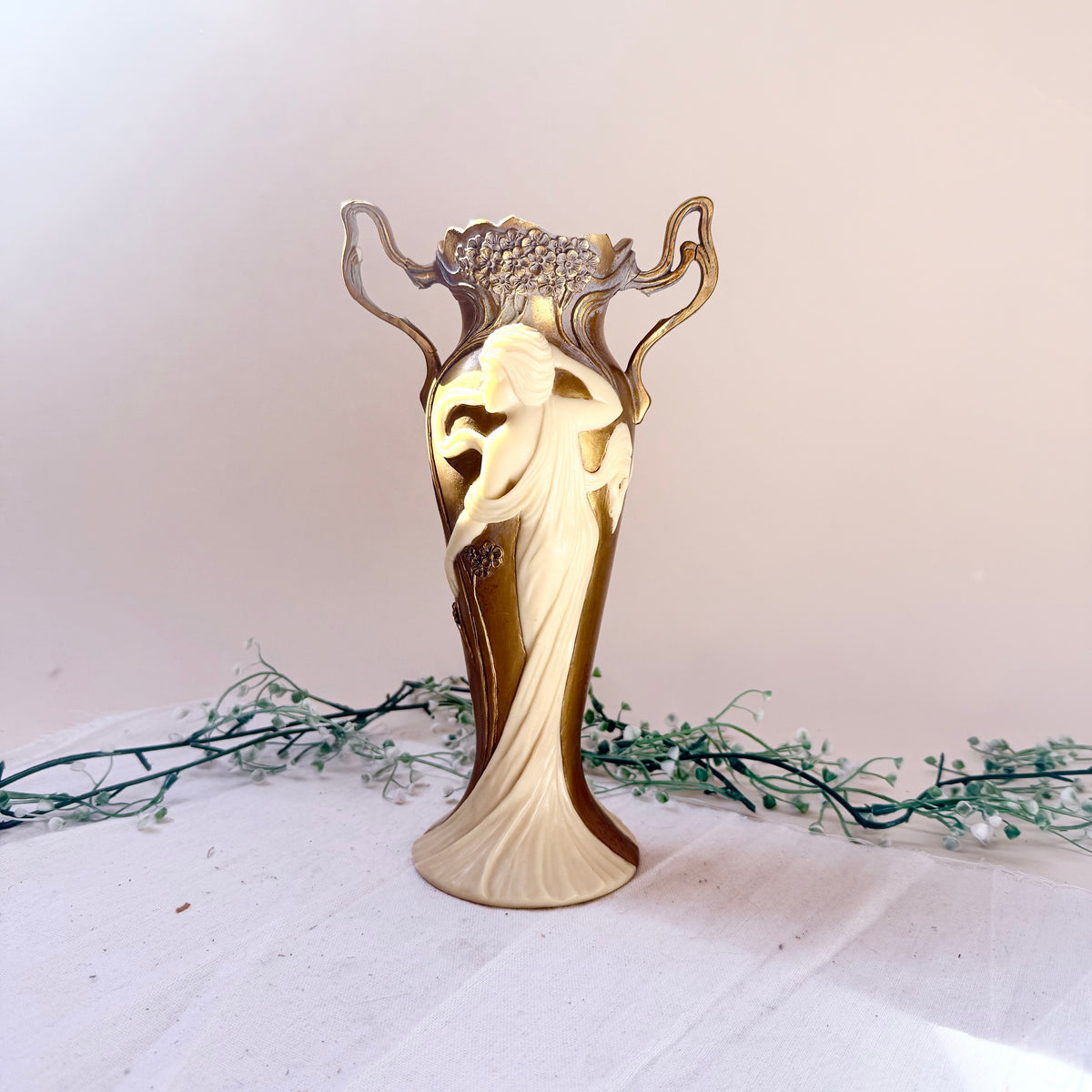 Goldene Vase im Jugendstil