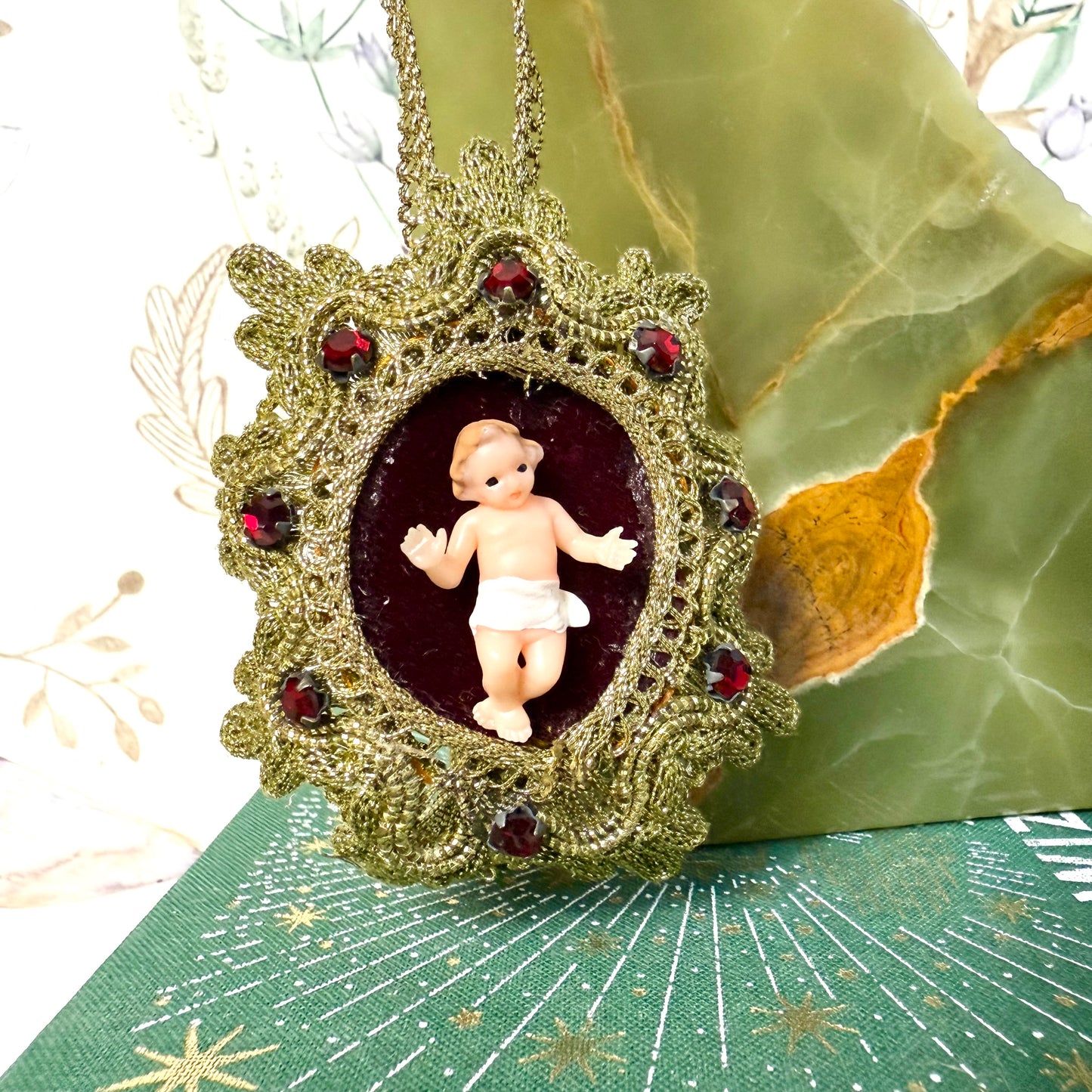 Christkind in Walnuss