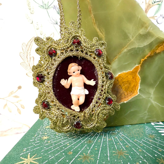 Christkind in Walnuss