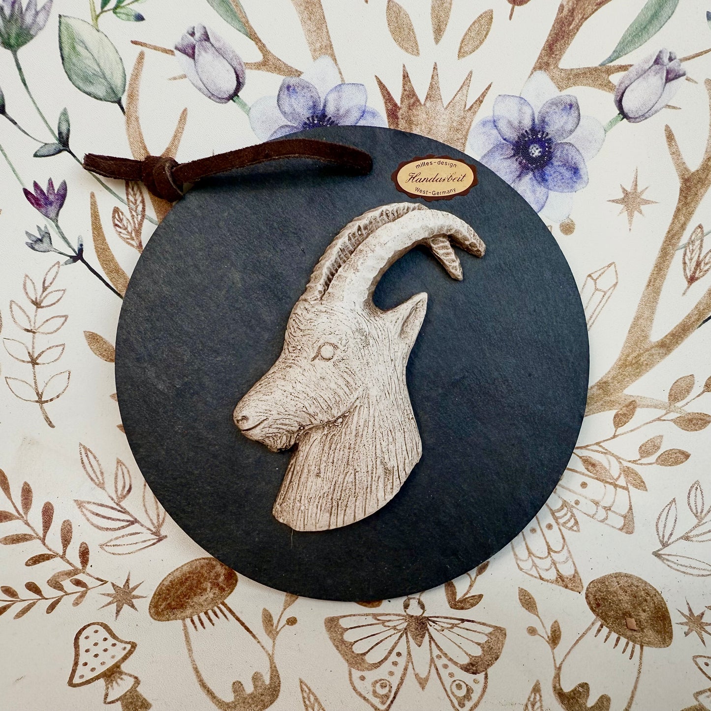 Steinbock auf Schieferplatte