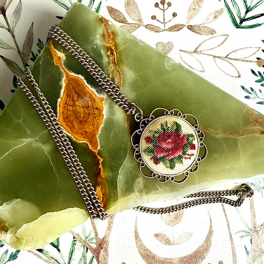 Halskette Rose gestickt