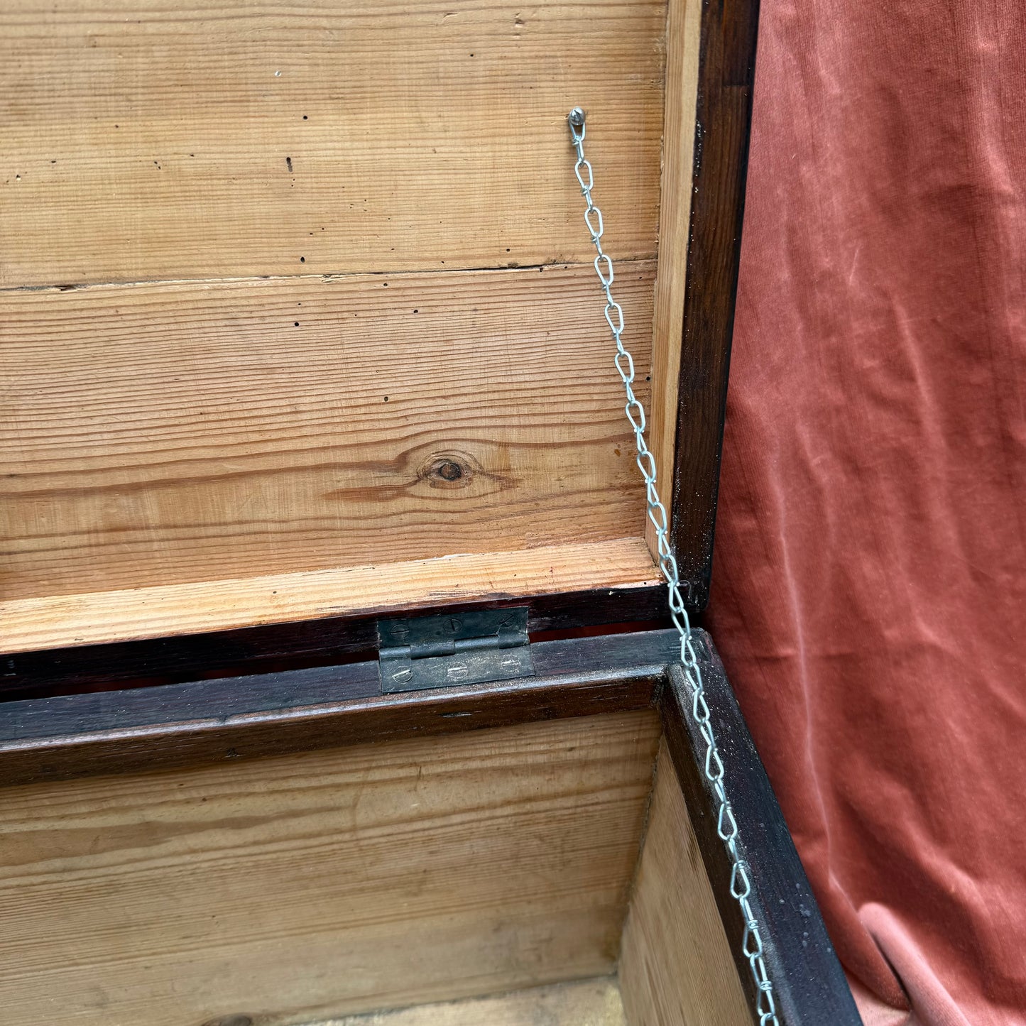 Holztruhe mit Schlüssel