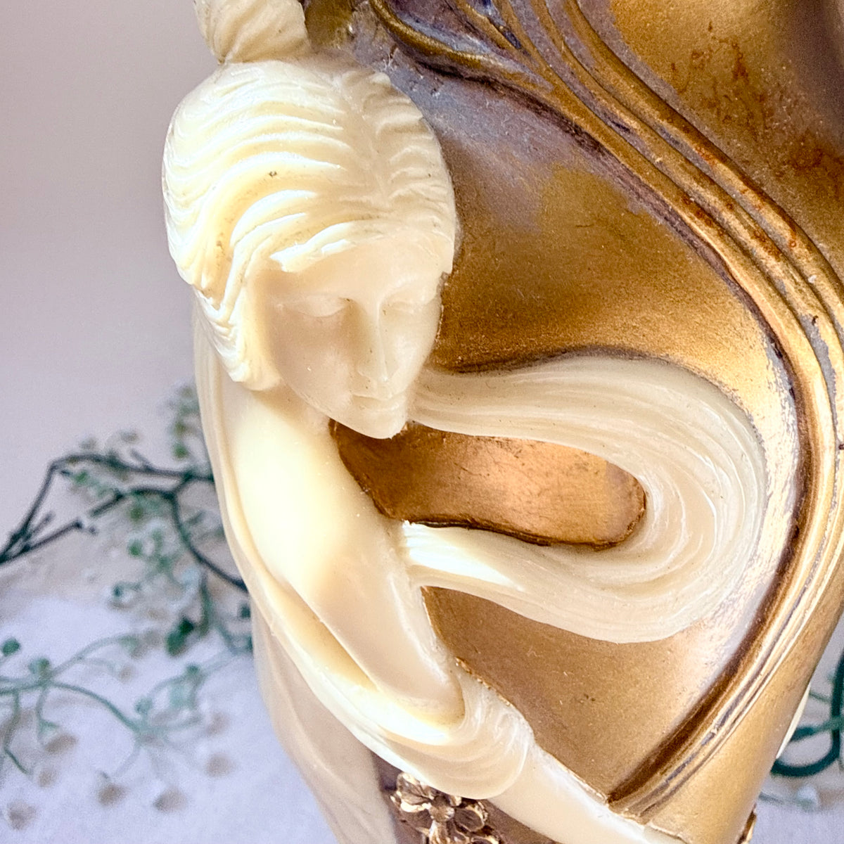 Goldene Vase im Jugendstil