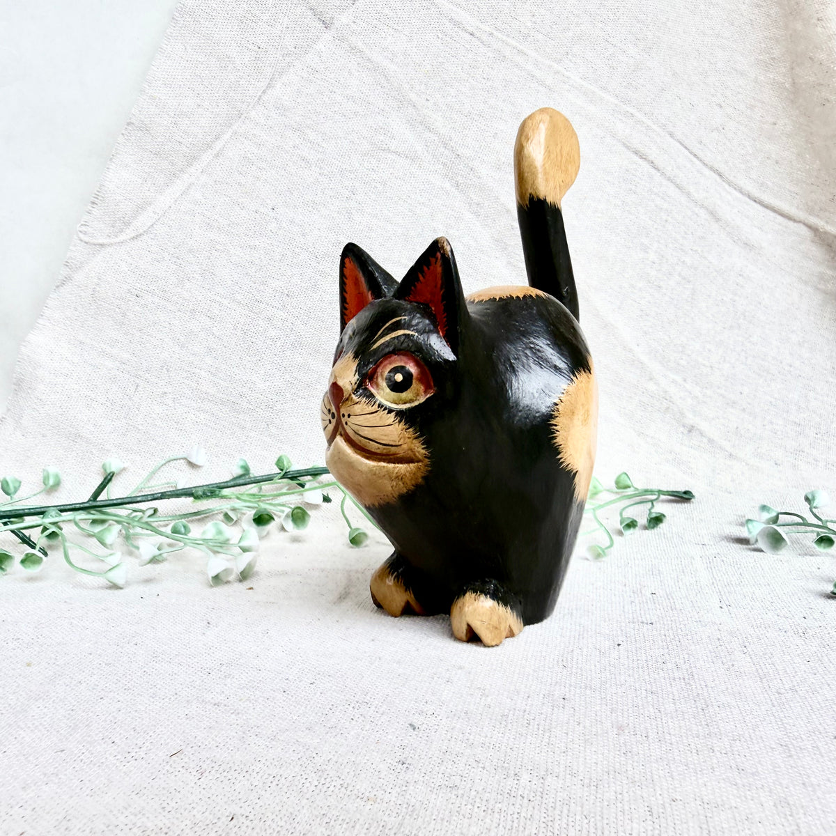 Balinesische Holzfigur Katze klein