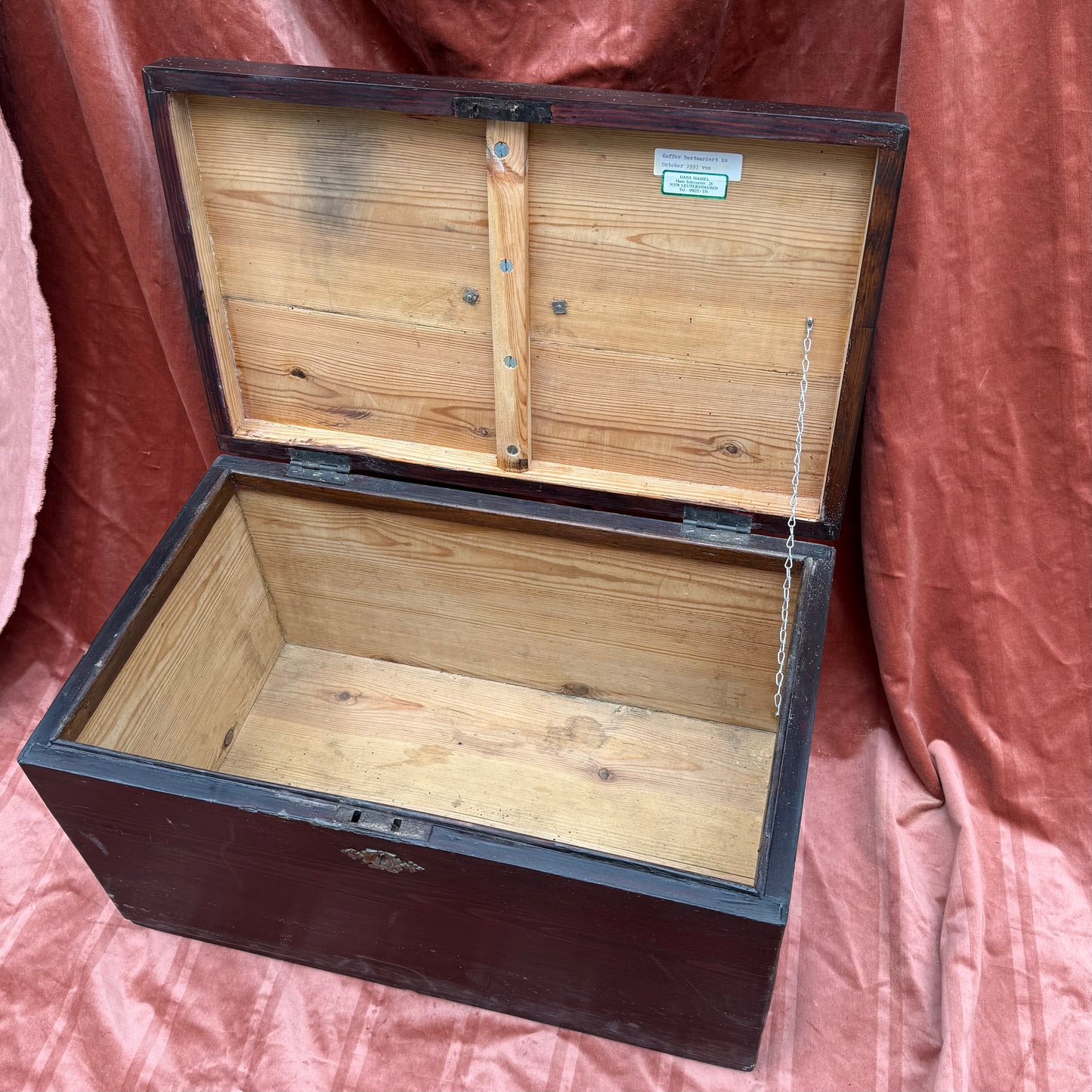 Holztruhe mit Schlüssel
