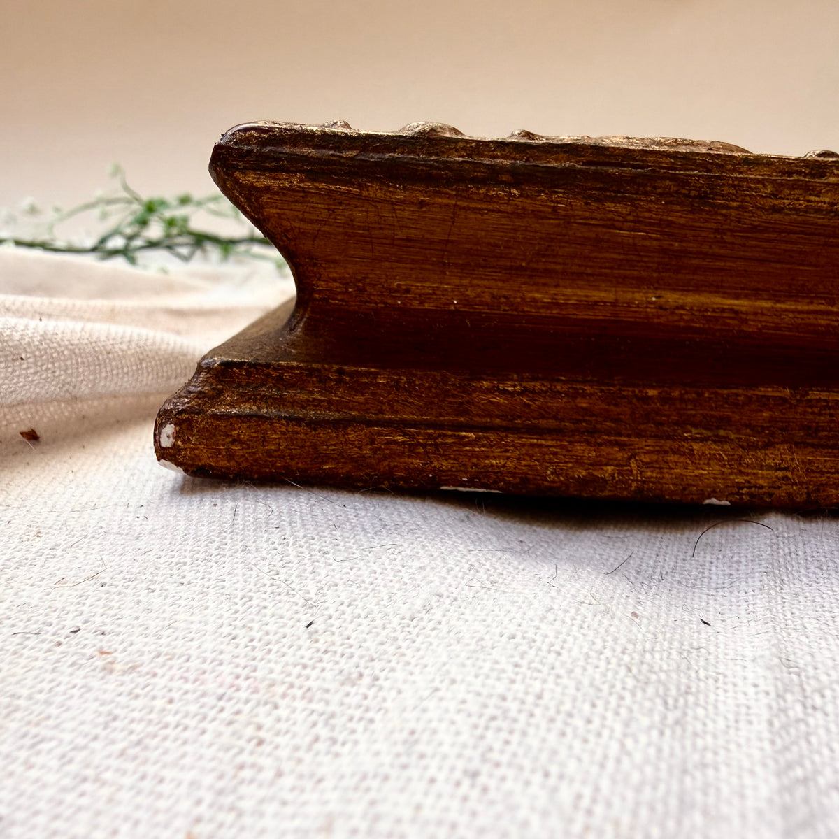 Goldener Prunkrahmen aus Holz mit Druck